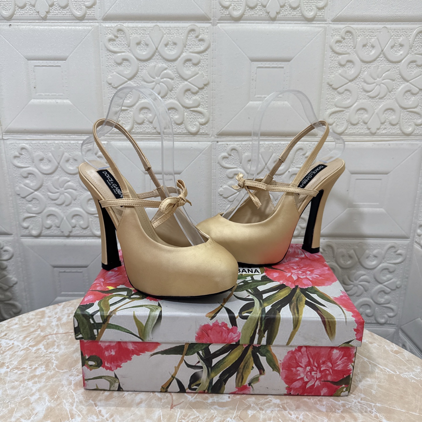 p370 DG.顶级版本.高品质💪💪
2025新款 官网同步 1:1开模 内水台凉鞋👠💕
🔸鞋面：真丝
🔹内里：羊皮  
🔸跟高:   13.5cm。水台3cm
🔻大底：A级原版真皮大底 
🔺码数：SIZE.34–43（34.42.43订做不退不换）