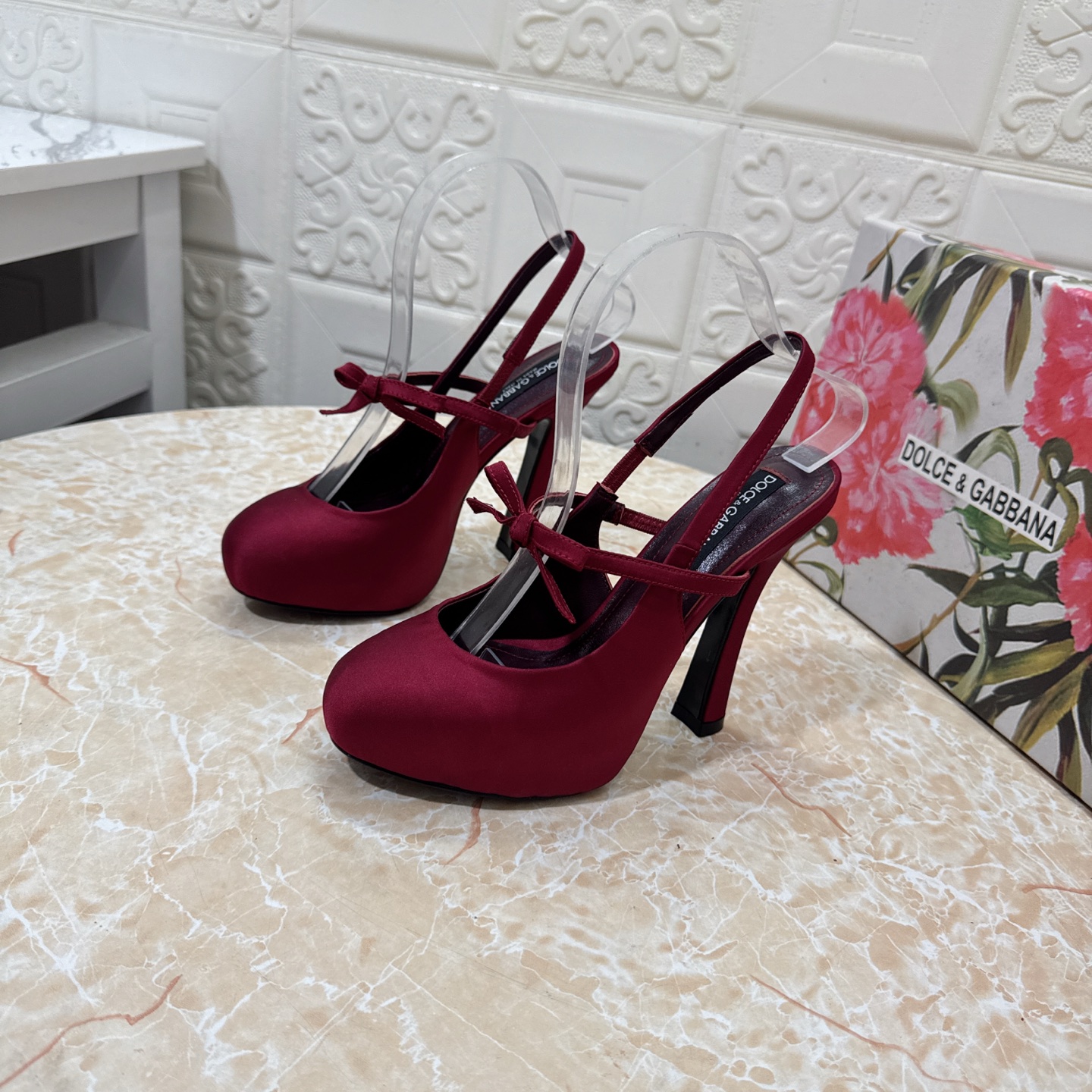 p370 DG.顶级版本.高品质💪💪
2025新款 官网同步 1:1开模 内水台凉鞋👠💕
🔸鞋面：真丝
🔹内里：羊皮  
🔸跟高:   13.5cm。水台3cm
🔻大底：A级原版真皮大底 
🔺码数：SIZE.34–43（34.42.43订做不退不换）