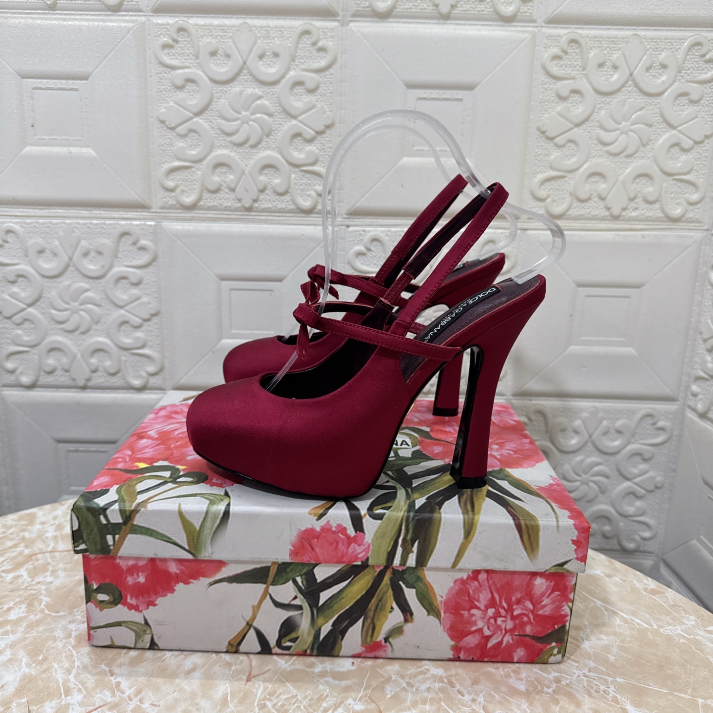 p370 DG.顶级版本.高品质💪💪
2025新款 官网同步 1:1开模 内水台凉鞋👠💕
🔸鞋面：真丝
🔹内里：羊皮  
🔸跟高:   13.5cm。水台3cm
🔻大底：A级原版真皮大底 
🔺码数：SIZE.34–43（34.42.43订做不退不换）