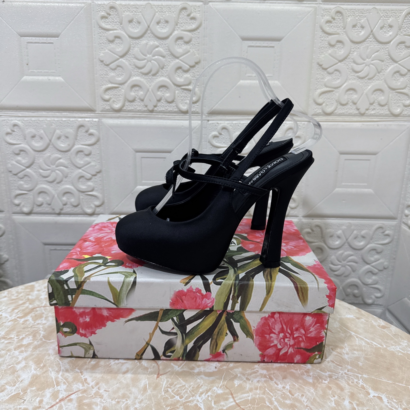 p370 DG.顶级版本.高品质💪💪
2025新款 官网同步 1:1开模 内水台凉鞋👠💕
🔸鞋面：真丝
🔹内里：羊皮  
🔸跟高:   13.5cm。水台3cm
🔻大底：A级原版真皮大底 
🔺码数：SIZE.34–43（34.42.43订做不退不换）