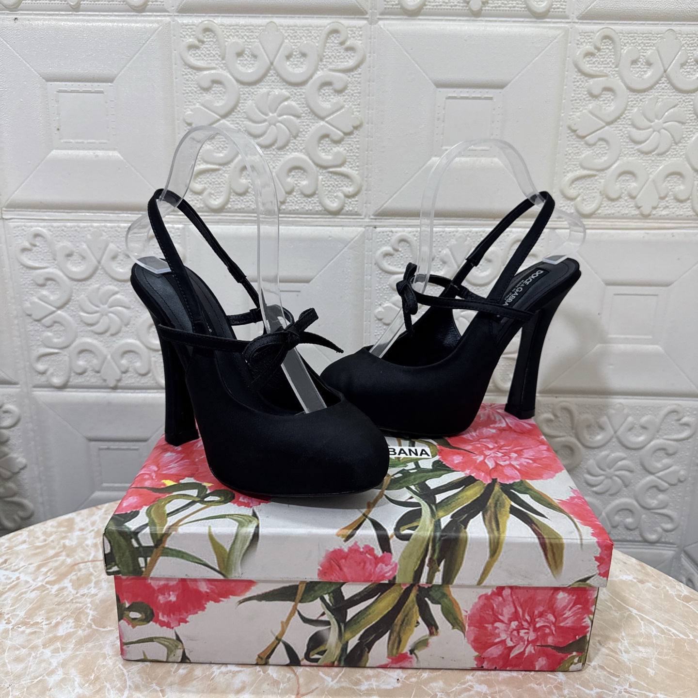 p370 DG.顶级版本.高品质💪💪
2025新款 官网同步 1:1开模 内水台凉鞋👠💕
🔸鞋面：真丝
🔹内里：羊皮  
🔸跟高:   13.5cm。水台3cm
🔻大底：A级原版真皮大底 
🔺码数：SIZE.34–43（34.42.43订做不退不换）