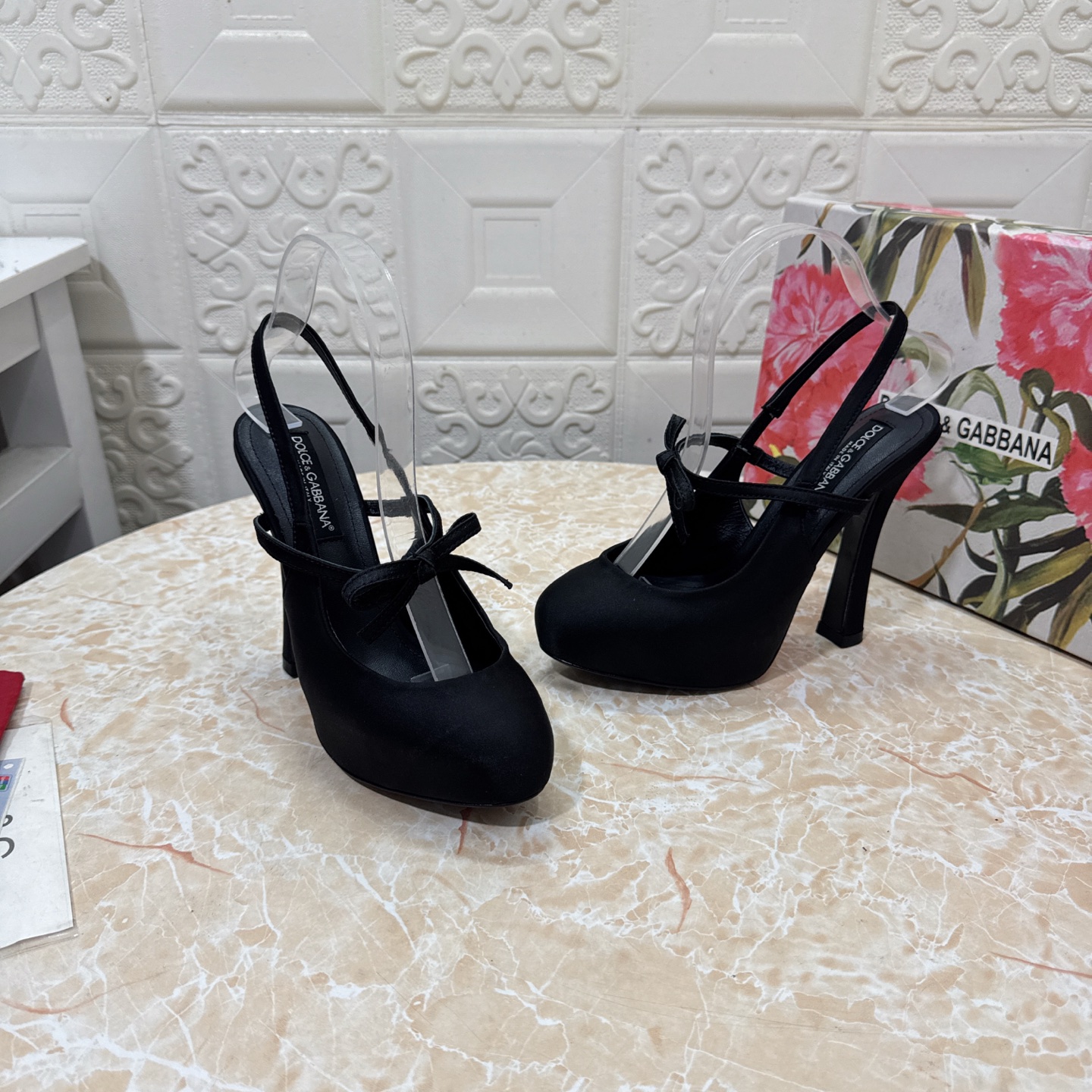 p370 DG.顶级版本.高品质💪💪
2025新款 官网同步 1:1开模 内水台凉鞋👠💕
🔸鞋面：真丝
🔹内里：羊皮  
🔸跟高:   13.5cm。水台3cm
🔻大底：A级原版真皮大底 
🔺码数：SIZE.34–43（34.42.43订做不退不换）