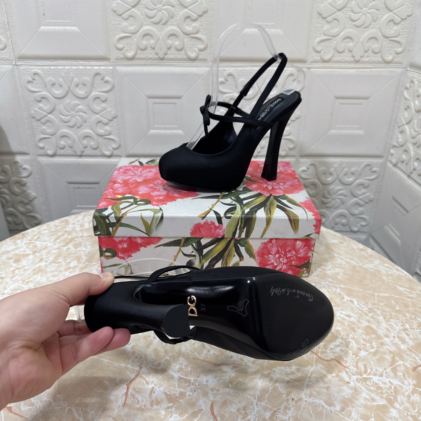 p370 DG.顶级版本.高品质💪💪
2025新款 官网同步 1:1开模 内水台凉鞋👠💕
🔸鞋面：真丝
🔹内里：羊皮  
🔸跟高:   13.5cm。水台3cm
🔻大底：A级原版真皮大底 
🔺码数：SIZE.34–43（34.42.43订做不退不换）