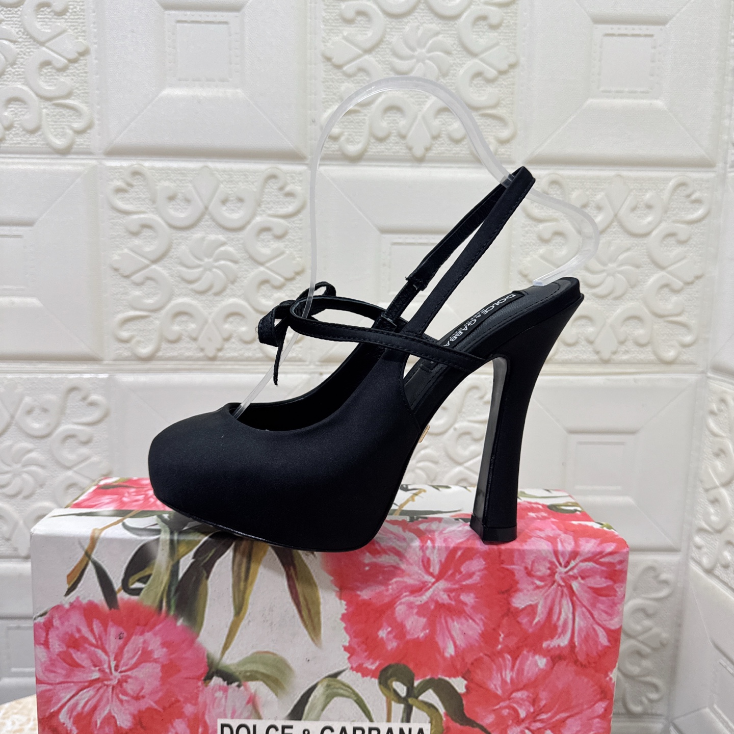 p370 DG.顶级版本.高品质💪💪
2025新款 官网同步 1:1开模 内水台凉鞋👠💕
🔸鞋面：真丝
🔹内里：羊皮  
🔸跟高:   13.5cm。水台3cm
🔻大底：A级原版真皮大底 
🔺码数：SIZE.34–43（34.42.43订做不退不换）