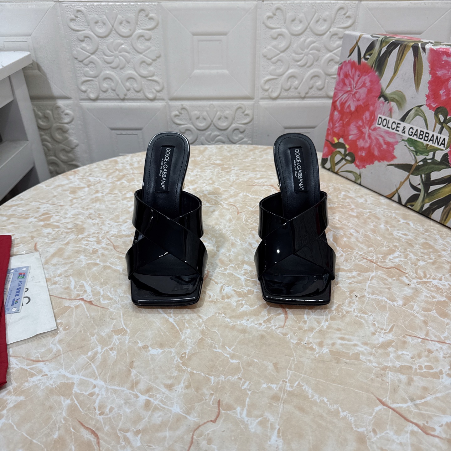 NO:408109,DG. Top version. High quality 2025 new model Exclusive mold opening DG pearl buckle heel sandals upper patent leather inner sheepskin heel height: 10.5cm outsole A-class original leather outsole size SIZE.34–43 (34.42.43 custom made without return or replacement), high heels, sandals, high heels, slippers, sheepskin, Leather soles19860909DG.顶级版本.高品质 2025新款 独家开模 DG珍珠扣跟凉鞋 鞋面漆皮 内里羊皮  跟高:10.5cm 大底A级原版真皮大底 码数SIZE.34–43（34.42.43订做不退不换）,高跟鞋拖鞋,sandals,high heels,slippers,sheepskin,Leather soles,Women's Shoes