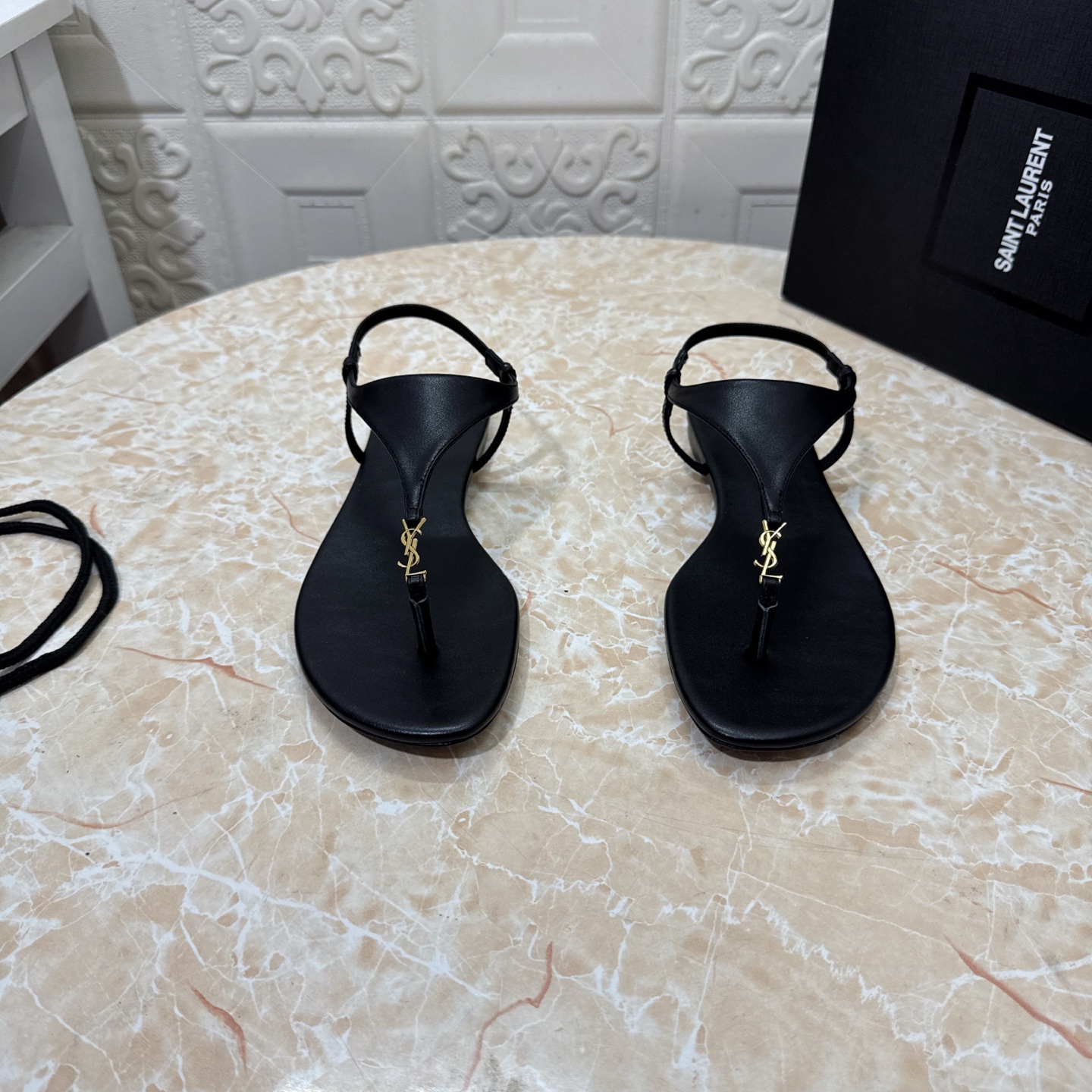 NO:409146,YSL. Top version. High quality. Configure full packaging. 2025 new model. Official website synchronization. 1:1 mold opening logo buckle decorative flat sandals. Upper cowhide inner sheepskin. Heel height: flat sole. Outsole. A-level original black leather outsole. Size SIZE.34–43 (34.42.43 customized, no return or exchange), split-toe shoes, saint laurent, sandals, cowhide, sheepskin, Leather soles19860909YSL.顶级版本.高品质. 配置全套包装 2025新款 官网同步 1:1开模 logo扣装饰平底凉鞋 鞋面牛皮 内里羊皮 跟高:平底 大底A级原版黑色真皮大底 码数SIZE.34–43（34.42.43订做不退不换）,分趾鞋,saint laurent,sandals,cowhide,sheepskin,Leather soles,Women's Shoes