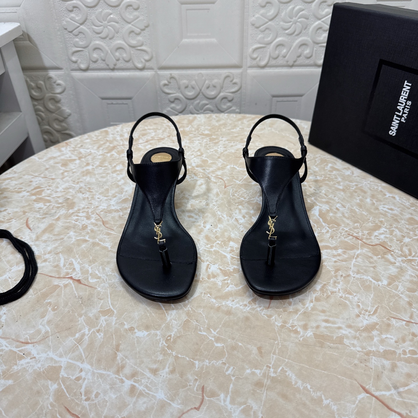 NO:409149,YSL. Top version. High quality. Configure full packaging. 2025 new model. Official website synchronization. 1:1 mold opening logo buckle decorative wedge sandals. Upper cowhide inner sheepskin. Heel height: 3.5cm. Outsole. A-level original black leather outsole. Size SIZE.34–43 (34.42.43. Customized for non-return or replacement), split-toe shoes, saint laurent, sandals, cowhide, sheepskin, Leather soles19860909YSL.顶级版本.高品质. 配置全套包装 2025新款 官网同步 1:1开模 logo扣装饰坡跟凉鞋 鞋面牛皮 内里羊皮 跟高:3.5cm 大底A级原版黑色真皮大底 码数SIZE.34–43（34.42.43订做不退不换）,分趾鞋,saint laurent,sandals,cowhide,sheepskin,Leather soles,Women's Shoes