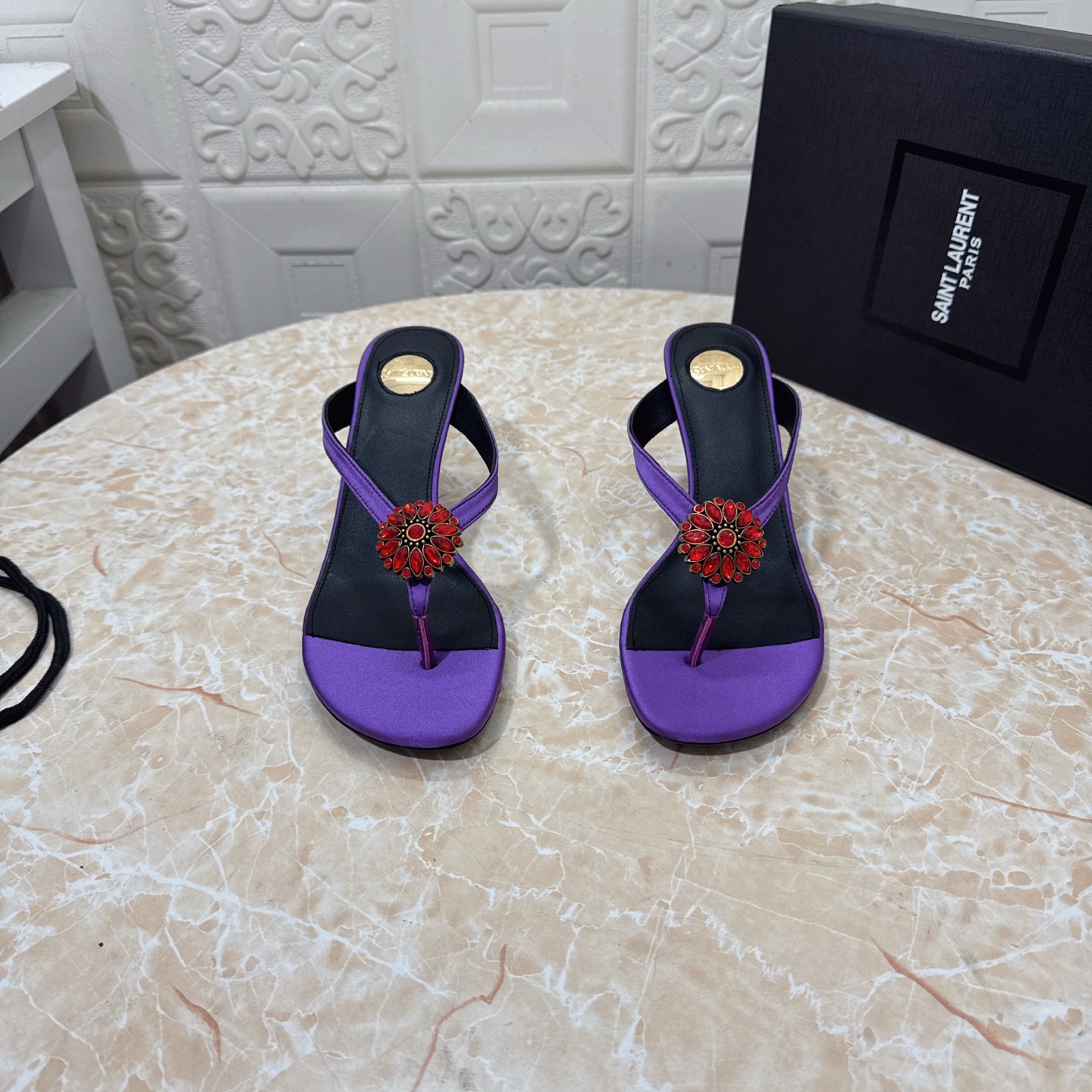 NO:411563,YSL. Top version. High quality. Configure full packaging. 2025 new model. Official website synchronization. 1:1 mold rhinestone buckle thin heel sandals. Upper silk, inner sheepskin. Heel height: 8cm. Outsole. A-level original leather outsole. Size SIZE.34–43 (34.42.43. Custom made without return or exchange), split-toe shoes, saint laurent, sandals, sheepskin, real silk, Leather soles19860909YSL.顶级版本.高品质. 配置全套包装 2025新款 官网同步 1:1开模水钻扣细跟凉鞋 鞋面真丝 内里羊皮 跟高:8cm 大底A级原版真皮大底 码数SIZE.34–43（34.42.43订做不退不换）,分趾鞋,saint laurent,sandals,sheepskin,real silk,Leather soles,Women's Shoes