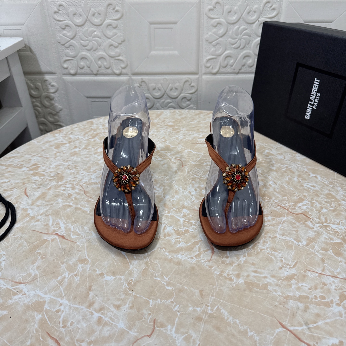 NO:411571,YSL. Top version. High quality. Configure full packaging. 2025 new model. Official website synchronization. 1:1 mold rhinestone buckle thin heel sandals. Upper silk, inner sheepskin. Heel height: 8cm. Outsole. A-level original leather outsole. Size SIZE.34–43 (34.42.43. Custom made without return or exchange), split-toe shoes, saint laurent, sandals, sheepskin, real silk, Leather soles19860909YSL.顶级版本.高品质. 配置全套包装 2025新款 官网同步 1:1开模水钻扣细跟凉鞋 鞋面真丝 内里羊皮 跟高:8cm 大底A级原版真皮大底 码数SIZE.34–43（34.42.43订做不退不换）,分趾鞋,saint laurent,sandals,sheepskin,real silk,Leather soles,Women's Shoes