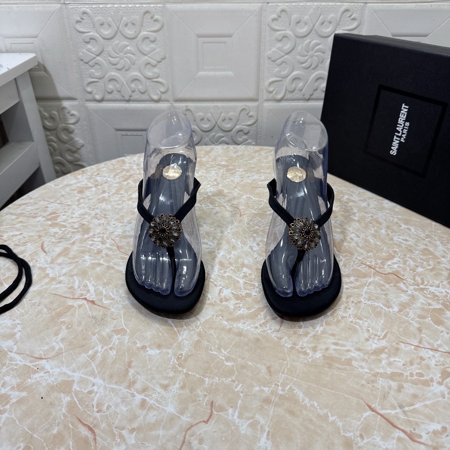 NO:411578,YSL. Top version. High quality. Configure full packaging. 2025 new model. Official website synchronization. 1:1 mold rhinestone buckle thin heel sandals. Upper silk, inner sheepskin. Heel height: 8cm. Outsole. A-level original leather outsole. Size SIZE.34–43 (34.42.43. Custom made without return or exchange), split-toe shoes, saint laurent, sandals, sheepskin, real silk, Leather soles19860909YSL.顶级版本.高品质. 配置全套包装 2025新款 官网同步 1:1开模水钻扣细跟凉鞋 鞋面真丝 内里羊皮 跟高:8cm 大底A级原版真皮大底 码数SIZE.34–43（34.42.43订做不退不换）,分趾鞋,saint laurent,sandals,sheepskin,real silk,Leather soles,Women's Shoes