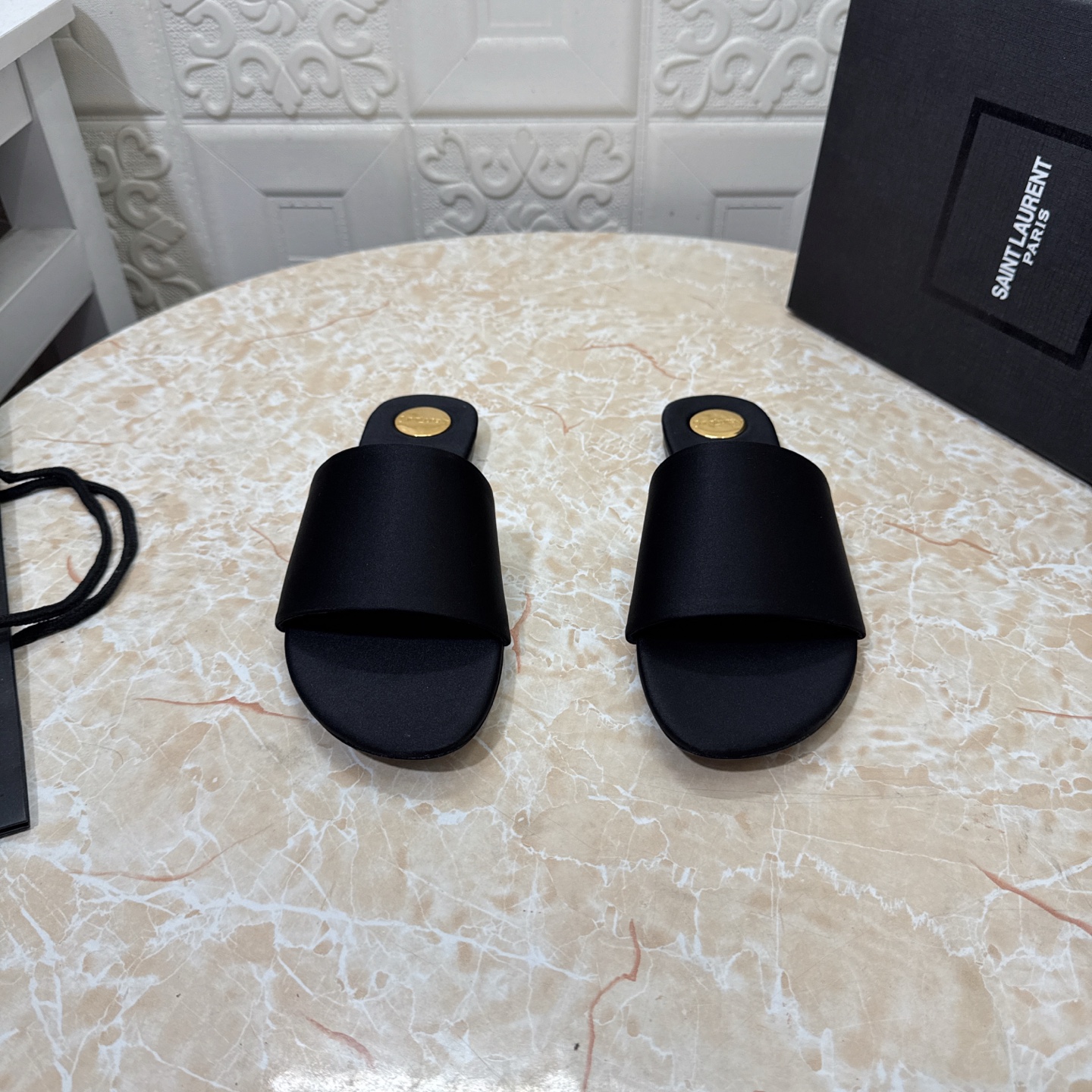 NO:443495,YSL. Top version. High quality. Configure full packaging. 2025 new model. Official website synchronization. 1:1 mold opening logo buckle decorative flat sandals. Upper silk/leopard print. Inner sheepskin. Heel height: flat sole. Outsole. A-grade original black leather outsole. Size SIZE.34–43 (34.42.43. Custom made without return or replacement), slippers, saint laurent, sandals, slippers, sheepskin, real silk, Leather soles19860909YSL.顶级版本.高品质. 配置全套包装 2025新款 官网同步 1:1开模 logo扣装饰平底凉鞋 鞋面真丝/豹纹 内里羊皮 跟高:平底 大底A级原版黑色真皮大底 码数SIZE.34–43（34.42.43订做不退不换）,拖鞋,saint laurent,sandals,slippers,sheepskin,real silk,Leather soles,Women's Shoes