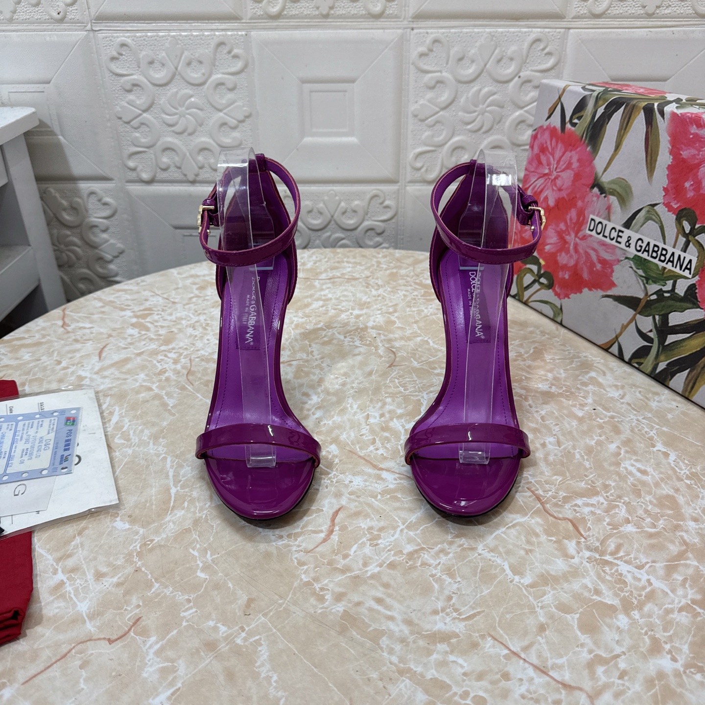 NO:559509,DG. Top version. High quality. New colors. New model. Counter synchronization. 1:1 mold opening. DG buckle sandals. Patent leather upper. Sheepskin lining. Heel height: 10.5cm. Outsole. Grade A original black leather outsole. Size SIZE.34–43 (34.42.43 custom-made, non-refundable and non-exchangeable). High-heeled sandals, sandals, high heels, sheepskin, Leather soles19860909DG.顶级版本.高品质.新添颜色. 新款 专柜同步 1:1开模 DG扣饰凉鞋 鞋面漆皮 内里羊皮  跟高:10.5cm 大底A级原版黑色真皮大底 码数SIZE.34–43（34.42.43订做不退不换）,高跟鞋凉鞋,sandals,high heels,sheepskin,Leather soles,Women's Shoes