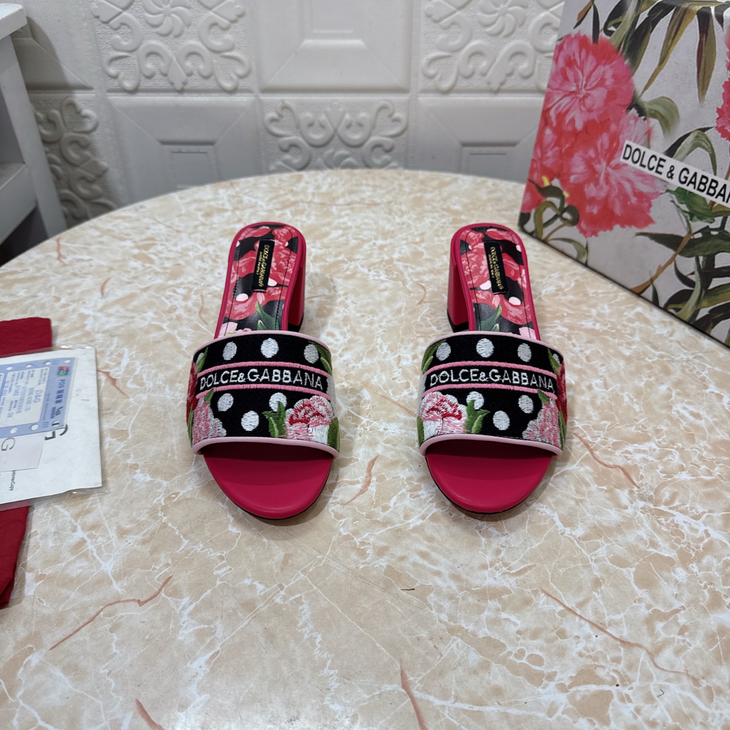 NO:559490,DG. Top version. High quality new model. 1:1 mold opening. Electric embroidery + 3D printing slippers. Electro embroidery process on the upper. Sheepskin 3D printing on the inside. Heel height: flat bottom/6.5cm. Outsole. Grade A original leather outsole. Size SIZE.34–43 (34.42.43 is custom-made and cannot be returned or exchanged). P flat bottom. Mid-heeled, slippers, slippers, sheepskin, Leather soles19860909DG.顶级版本.高品质 新款 1:1开模 电绣+ 3D打印拖鞋 鞋面电绣工艺 内里羊皮3D打印 跟高:平底/6.5cm 大底A级原版真皮大底 码数SIZE.34–43（34.42.43订做不退不换） P平底.中跟,拖鞋,slippers,sheepskin,Leather soles,Women's Shoes