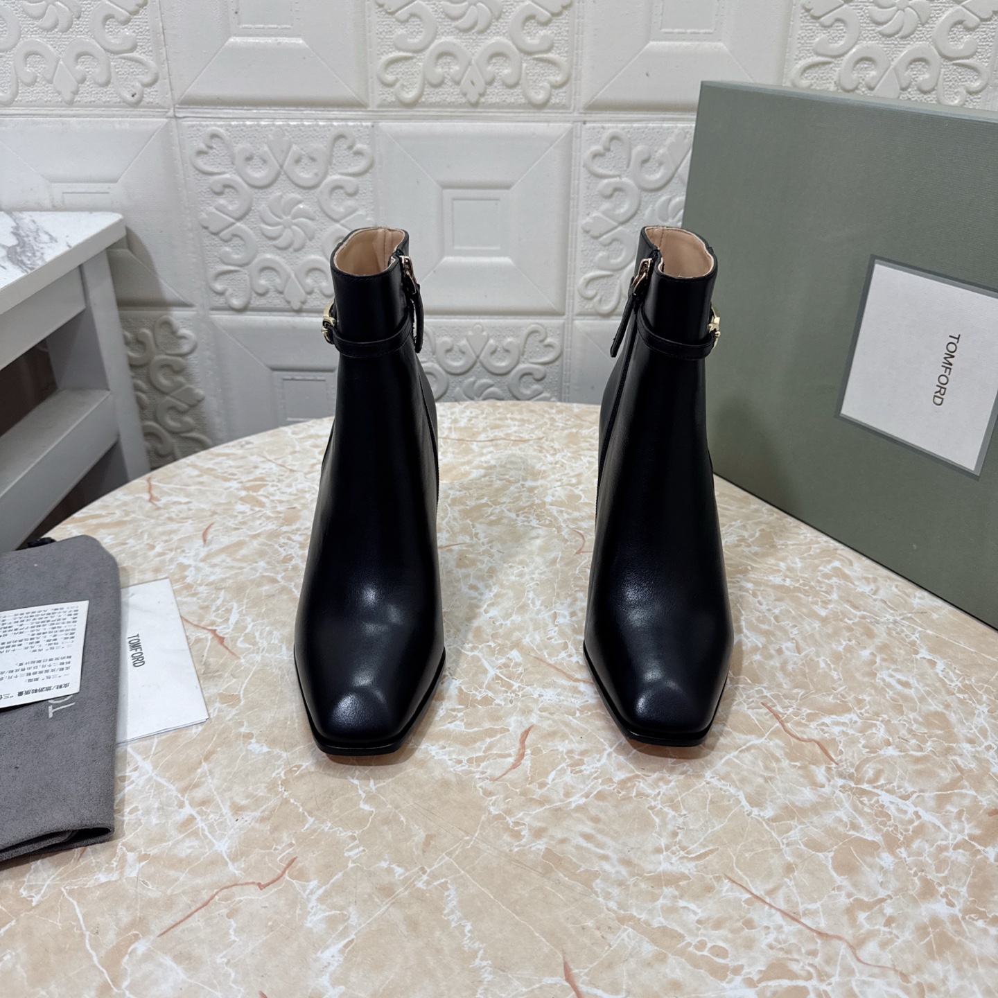 NO:559486,TOM FORD top version high quality 2025 new model 1:1 open mold TF buckle decorated high heel short boots Upper: cowhide/stone pattern foot sheepskin Heel height 10.5cm sole AAA original genuine leather outsole SIZE34-43 (34 42 43 custom-made and non-returnable) P, boots, tom ford, tom ford, boots, cowhide, sheepskin, Leather soles19860909TOM FORD顶级版本 高品质 2025新款 1:1开模 TF扣装饰高跟短靴 鞋面: 牛皮/石头纹 垫脚羊皮 跟高10.5cm 鞋底AAA级原版真皮大底 SIZE34-43（34 42 43订做不退换） P,靴子,tom ford,tom ford,boots,cowhide,sheepskin,Leather soles,Women's Shoes