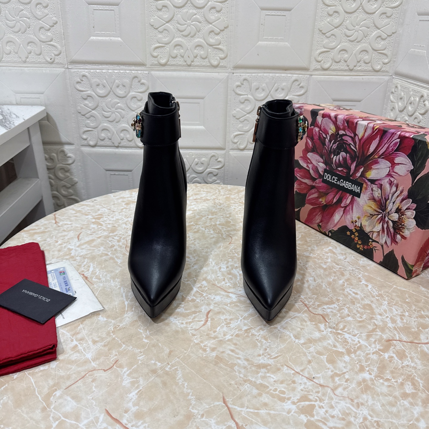 NO:592770,DG. Top version. High quality 2025 new DG diamond heel belt diamond buckle short boots. Black cowhide upper, brown cowhide, sheepskin lining. Heel height: 10.5cm. Outsole. Grade A original black genuine leather outsole. Size SIZE.34–43 (34.42.43 custom-made, non-returnable and non-exchangeable). High-heeled shoes, boots, high heels, cowhide, sheepskin, Leather soles19860909DG.顶级版本.高品质 2025新款 DG钻跟皮带钻扣短靴 鞋面黑色牛皮 咖啡色牛皮 内里羊皮  跟高:10.5cm 大底A级原版黑色真皮大底 码数SIZE.34–43（34.42.43订做不退不换）,高跟鞋单鞋,boots,high heels,cowhide,sheepskin,Leather soles,Women's Shoes