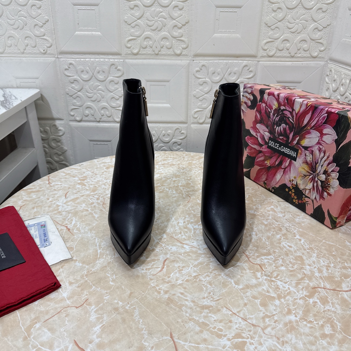 NO:592772,DG. Top version. High quality 2025 new DG diamond heel short boots. Black cowhide upper, brown cowhide, sheepskin lining. Heel height: 12.5cm. Water table 2cm. Outsole. Grade A original black genuine leather outsole. Size SIZE.34–43 (34.42.43 custom-made, non-returnable and non-exchangeable). High-heeled shoes, boots, high heels, cowhide, sheepskin, Leather soles19860909DG.顶级版本.高品质 2025新款 DG钻跟短靴 鞋面黑色牛皮 咖啡色牛皮 内里羊皮  跟高:12.5cm.水台2cm 大底A级原版黑色真皮大底 码数SIZE.34–43（34.42.43订做不退不换）,高跟鞋单鞋,boots,high heels,cowhide,sheepskin,Leather soles,Women's Shoes