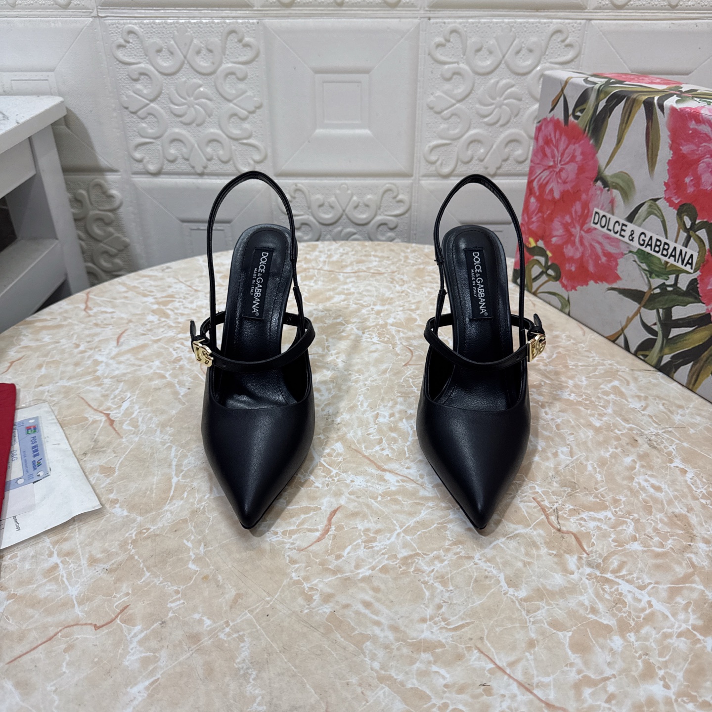 NO:669665,DG. Top version. High quality 2026 early spring new model. Counter synchronization. 1:1 mold opening. DG buckle-back empty shoes. Upper cowhide/sheep leather lining. Sheepskin. Heel height: 10.5cm. Outsole. Grade A original black leather outsole. Size SIZE.34–43 (34.42.43 custom-made, non-returnable and non-exchangeable), high-heeled sandals, sandals, high  heels,cowhide,sheepskin,sheep,Leather soles19860909DG.顶级版本.高品质 2026早春新款 专柜同步 1:1开模 DG扣饰后空鞋 鞋面牛皮/羊京 内里羊皮  跟高:10.5cm 大底A级原版黑色真皮大底 码数SIZE.34–43（34.42.43订做不退不换）,高跟鞋凉鞋,sandals,high heels,cowhide,sheepskin,sheep,Leather soles,Women's Shoes