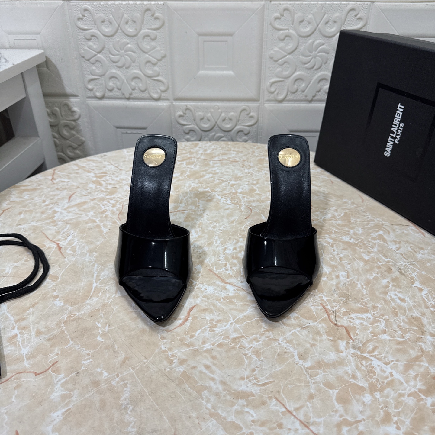 NO:669656,YSL. Top version. High quality. Equipped with a full set of packaging. 2025 new model. Official website synchronization. 1:1 molded stiletto high heels. Patent leather upper. Sheepskin lining. Heel height: 10.5. Outsole. A-grade original black leather outsole. Size SIZE.34–43 (34.42.43 custom-made, non-refundable and non-exchangeable). High-heeled shoes, saint laurent, high heels, slippers, sheepskin, Leather soles19860909YSL.顶级版本.高品质. 配置全套包装 2025新款 官网同步 1:1开模细跟高跟鞋 鞋面漆皮 内里羊皮 跟高:10.5 大底A级原版黑色真皮大底 码数SIZE.34–43（34.42.43订做不退不换）,高跟鞋拖鞋,saint laurent,high heels,slippers,sheepskin,Leather soles,Women's Shoes