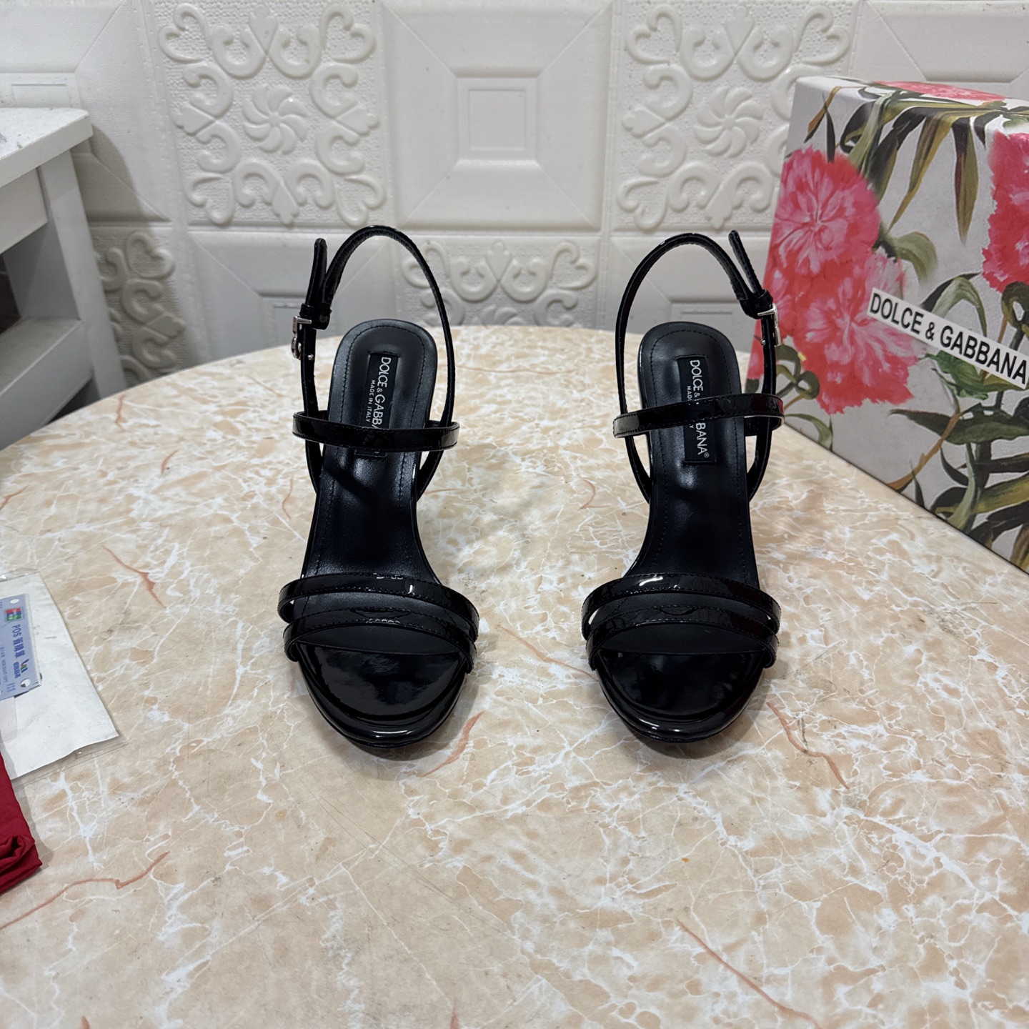 NO:669699,DG. Top version. High quality 2026 early spring new model. Counter synchronization. 1:1 mold opening. DG buckle sandals. Patent leather upper. Sheepskin lining. Heel height: 10.5cm. Outsole. Grade A original black leather outsole. Size SIZE.34–43 (34.42.43 is custom-made and cannot be returned or exchanged). High-heeled sandals, sandals, high heels, sheepskin, Leather soles19860909DG.顶级版本.高品质 2026早春新款 专柜同步 1:1开模 DG扣饰凉鞋 鞋面漆皮 内里羊皮  跟高:10.5cm 大底A级原版黑色真皮大底 码数SIZE.34–43（34.42.43订做不退不换）,高跟鞋凉鞋,sandals,high heels,sheepskin,Leather soles,Women's Shoes