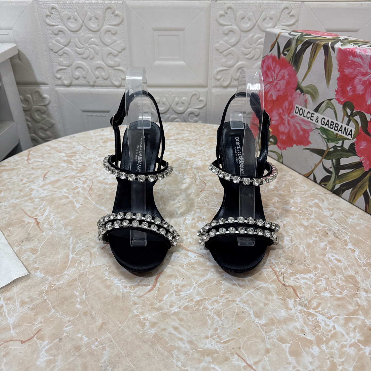 NO:669701,DG. Top version. High quality 2026 early spring new model. Counter synchronization 1:1 mold opening. Sandals with rhinestone chain design. Patent leather upper. Sheepskin lining. Heel height: 10.5cm. Outsole. Grade A original black leather outsole. Size SIZE.34–43 (34.42.43 is custom-made and cannot be returned or exchanged). High-heeled sandals, sandals, high heels, sheepskin, Leather soles19860909DG.顶级版本.高品质 2026早春新款 专柜同步  1:1开模 水钻链条设计凉鞋 鞋面漆皮 内里羊皮  跟高:10.5cm 大底A级原版黑色真皮大底 码数SIZE.34–43（34.42.43订做不退不换）,高跟鞋凉鞋,sandals,high heels,sheepskin,Leather soles,Women's Shoes