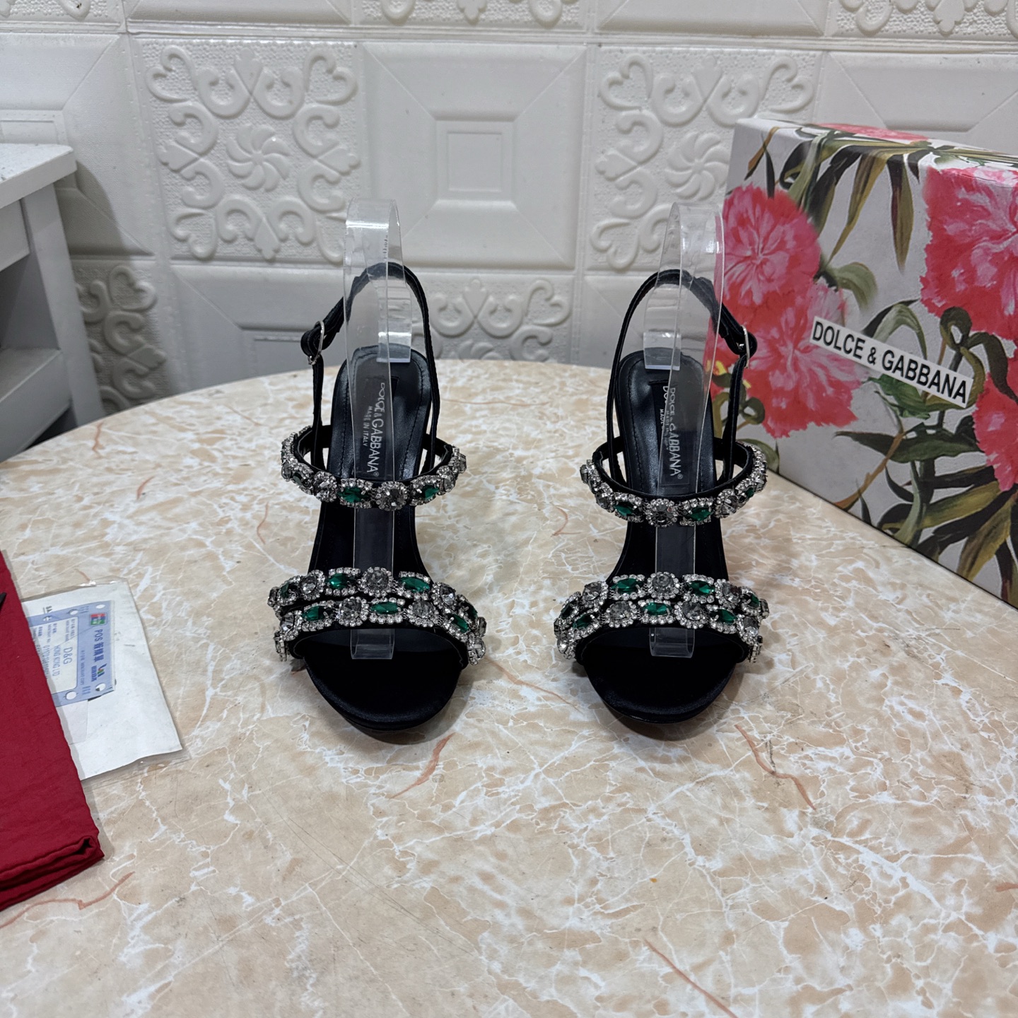 NO:694144,DG. Top version. High quality 2026 early spring new model. Counter synchronization 1:1 mold opening. Hand-sewn rhinestone chain sandals. Silk upper. Sheepskin lining. Heel height: 10.5cm. Outsole. Grade A original black leather outsole. Size SIZE.34–43 (34.42.43 custom-made, non-refundable and non-exchangeable). High-heeled sandals, sandals, high heels, sheepskin, real silk, Leather soles19860909DG.顶级版本.高品质 2026早春新款 专柜同步  1:1开模 手工缝制水钻链条凉鞋 鞋面真丝 内里羊皮  跟高:10.5cm 大底A级原版黑色真皮大底 码数SIZE.34–43（34.42.43订做不退不换）,高跟鞋凉鞋,sandals,high heels,sheepskin,real silk,Leather soles,Women's Shoes