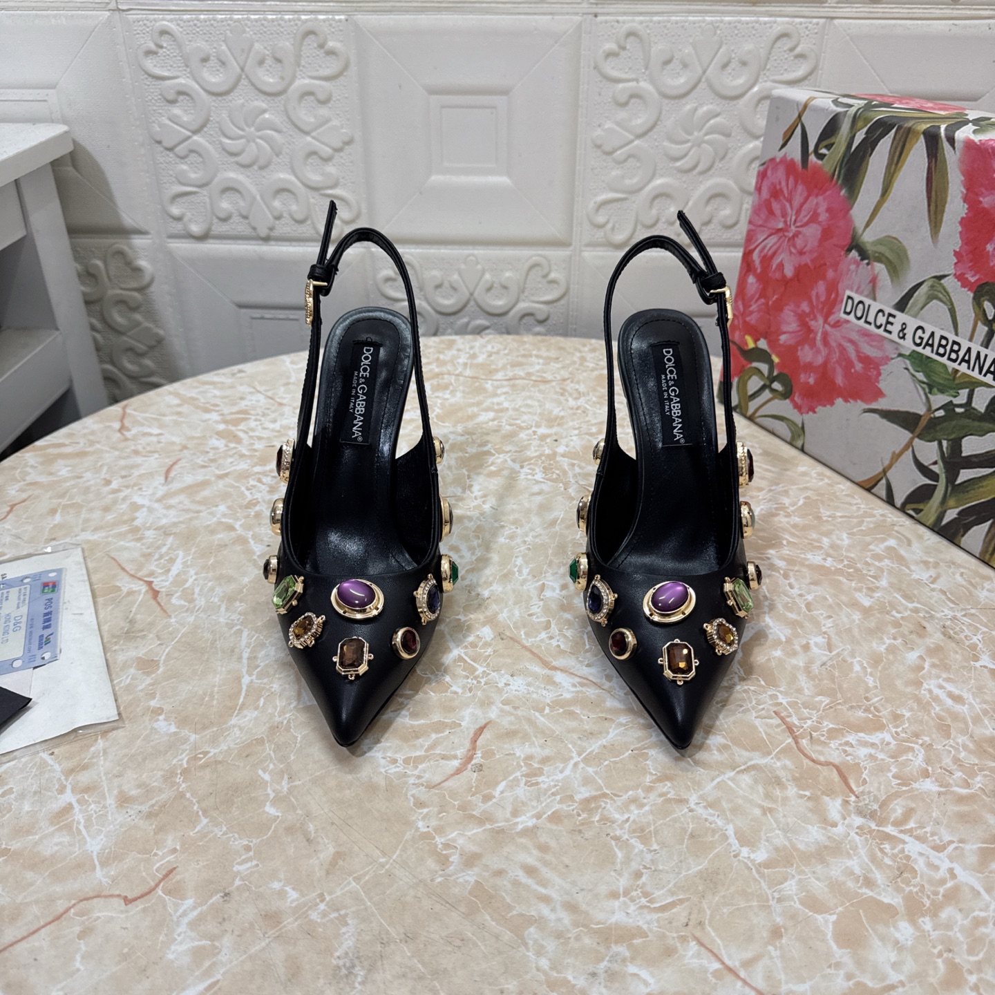 NO:694124,DG. Top version. High quality 2026 early spring new model. Counter synchronization 1:1 mold opening. Heavy workmanship to create rhinestone design back empty shoes. Upper cowhide. Sheepskin lining. Heel height: 10.5cm. Outsole. Grade A original black leather outsole. Size SIZE.34–43 (34.42.43 custom-made, non-returnable and non-exchangeable). High heels sandals, sandals, high heels, cowhide, sheepskin, Leather soles19860909DG.顶级版本.高品质 2026早春新款 专柜同步 1:1开模 重工打造水钻设计后空鞋 鞋面牛皮 内里羊皮  跟高:10.5cm 大底A级原版黑色真皮大底 码数SIZE.34–43（34.42.43订做不退不换）,高跟鞋凉鞋,sandals,high heels,cowhide,sheepskin,Leather soles,Women's Shoes