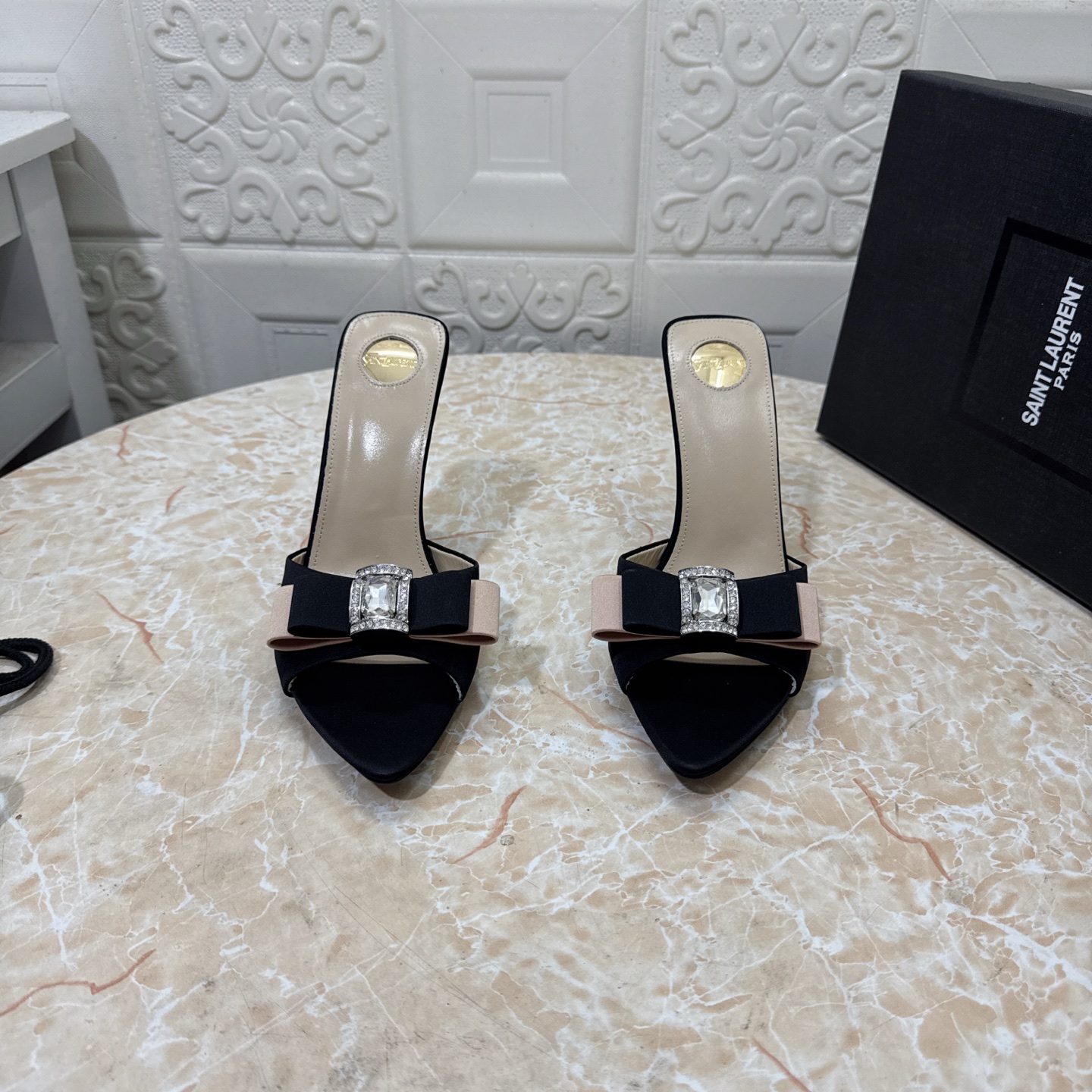 NO:705731,YSL. Top version. High quality. Equipped with a full set of packaging. 2026 new rhinestone bow. Decorative sandals. Patent leather upper. Sheepskin lining. Heel height: 10.5cm. Outsole. Grade A original black leather outsole. Size SIZE.34–43 (34.42.43 custom-made, non-returnable and non-exchangeable). High heels and slippers, saint laurent, sandals, high heels, slippers, sheepskin, Leather soles19860909YSL.顶级版本.高品质. 配置全套包装 2026新款水钻蝴蝶结 装饰凉鞋 鞋面漆皮 内里羊皮 跟高:10.5cm 大底A级原版黑色真皮大底 码数SIZE.34–43（34.42.43订做不退不换）,高跟鞋拖鞋,saint laurent,sandals,high heels,slippers,sheepskin,Leather soles,Women's Shoes