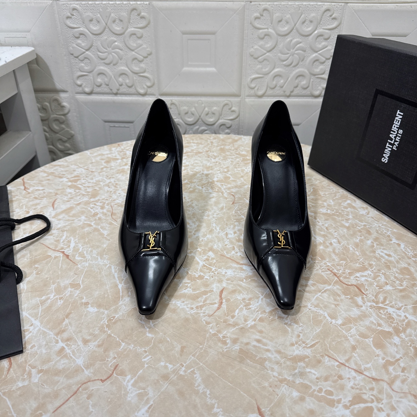 NO:705729,YSL. Top version. High quality. Equipped with a full set of packaging. 2026 new logo buckle high-heeled shoes. Upper cowhide/open side. Sheepskin lining. Heel height: 10.5cm. Outsole. Grade A original black leather outsole. Size SIZE.34–43 (34.42.43 custom-made, non-refundable and non-exchangeable). High-heeled sandals, saint laurent, sandals, high  heels,cowhide,sheepskin,Leather soles19860909YSL.顶级版本.高品质. 配置全套包装 2026新款Logo扣高跟单鞋 鞋面牛皮/开边姝 内里羊皮 跟高:10.5cm 大底A级原版黑色真皮大底 码数SIZE.34–43（34.42.43订做不退不换）,高跟鞋凉鞋,saint laurent,sandals,high heels,cowhide,sheepskin,Leather soles,Women's Shoes