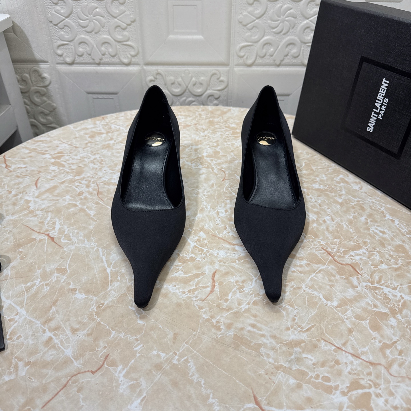 NO:706365,YSL. Top version. High quality. Equipped with a full set of packaging. 2025 new model. Synchronized with the official website. 1:1 molded wedge shoes. Patent leather upper/silk. Sheepskin lining. Heel height: 6.5. Outsole. Grade A original black genuine leather outsole. Size SIZE.34–43 (34.42.43 custom-made, non-refundable and non-exchangeable). High-heeled sandals, saint laurent, sandals, high heels, sheepskin, real  silk,leather soles19860909YSL.顶级版本.高品质. 配置全套包装 2025新款 官网同步 1:1开模坡跟单鞋 鞋面漆皮 /真丝 内里羊皮 跟高:6.5 大底A级原版黑色真皮大底 码数SIZE.34–43（34.42.43订做不退不换）,高跟鞋凉鞋,saint laurent,sandals,high heels,sheepskin,real silk,Leather soles,Women's Shoes