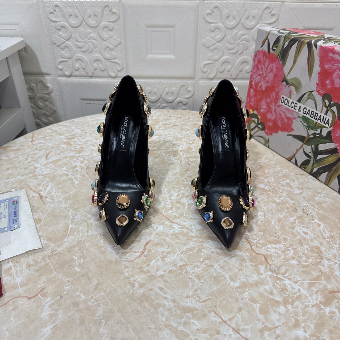 NO:748000,DG. Top version. High quality 2026 early spring new style. Heavy-duty production of DG large gold buckle rhinestone design shoes. Upper cowhide. Sheepskin lining. Heel height: 10.5cm. Outsole. Grade A original black genuine leather outsole. Size SIZE.34–43 (34.42.43 custom-made, non-returnable and non-exchangeable). High-heeled sandals, sandals, high heels, cowhide, sheepskin, Leather soles19860909DG.顶级版本.高品质 2026早春新款 重工打造DG大金扣水钻设计单鞋 鞋面牛皮 内里羊皮  跟高:10.5cm 大底A级原版黑色真皮大底 码数SIZE.34–43（34.42.43订做不退不换）,高跟鞋凉鞋,sandals,high heels,cowhide,sheepskin,Leather soles,Women's Shoes