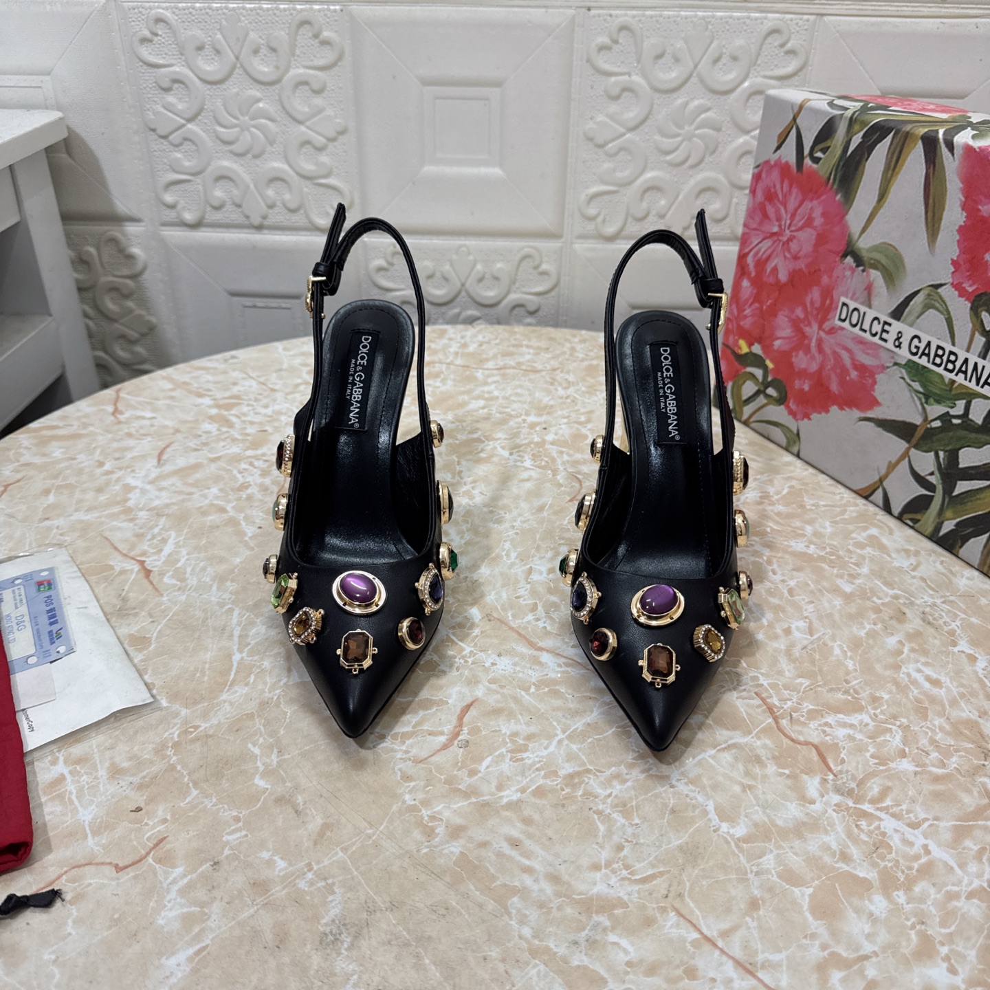 NO:748005,DG. Top version. High quality 2026 new model in early spring. Heavy industry to create DG large gold buckle rhinestone design back hollow shoes. Upper cowhide. Sheepskin lining. Heel height: 10.5cm. Outsole. Grade A original black leather outsole. Size SIZE.34–43 (34.42.43 custom-made, non-returnable and non-exchangeable). High-heeled sandals, sandals, high heels, cowhide, sheepskin, Leather soles19860909DG.顶级版本.高品质 2026早春新款重工打造DG大金扣水钻设计后空鞋 鞋面牛皮 内里羊皮  跟高:10.5cm 大底A级原版黑色真皮大底 码数SIZE.34–43（34.42.43订做不退不换）,高跟鞋凉鞋,sandals,high heels,cowhide,sheepskin,Leather soles,Women's Shoes