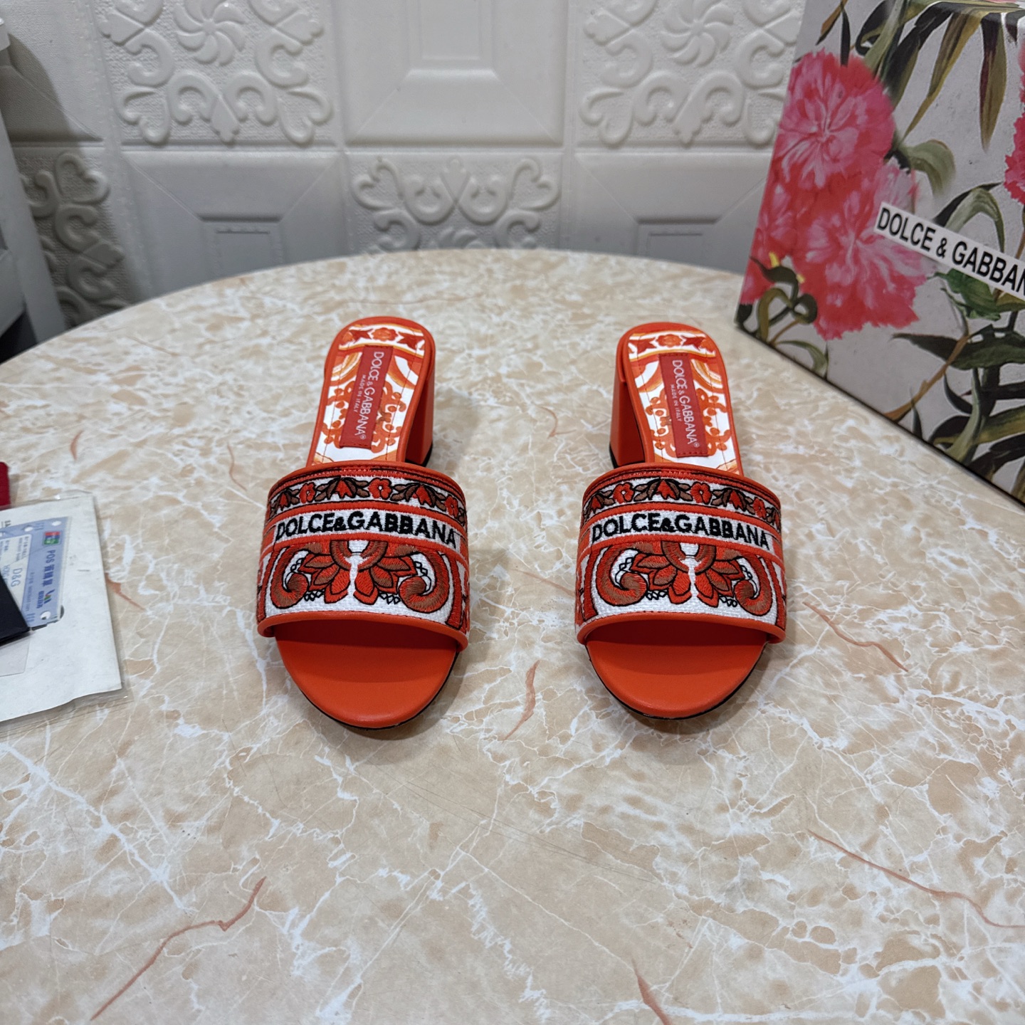 NO:747995,DG. Top version. High quality 2026 new model 1:1 mold opening Electric embroidery + 3D printing slippers Electric embroidery process on uppers Sheepskin 3D printing on the inside Heel height: flat/6.5cm outsole Grade A original genuine leather outsole Size size SIZE.34–43 (34.42.43 custom-made, non-returnable and non-exchangeable) P flat sole. Medium heel, high-heeled sandals, sandals, high  heels,slippers,sheepskin,leather soles19860909DG.顶级版本.高品质 2026新款 1:1开模 电绣+ 3D打印拖鞋 鞋面电绣工艺 内里羊皮3D打印 跟高:平底/6.5cm 大底A级原版真皮大底 码数SIZE.34–43（34.42.43订做不退不换） P平底.中跟,高跟鞋凉鞋,sandals,high heels,slippers,sheepskin,Leather soles,Women's Shoes