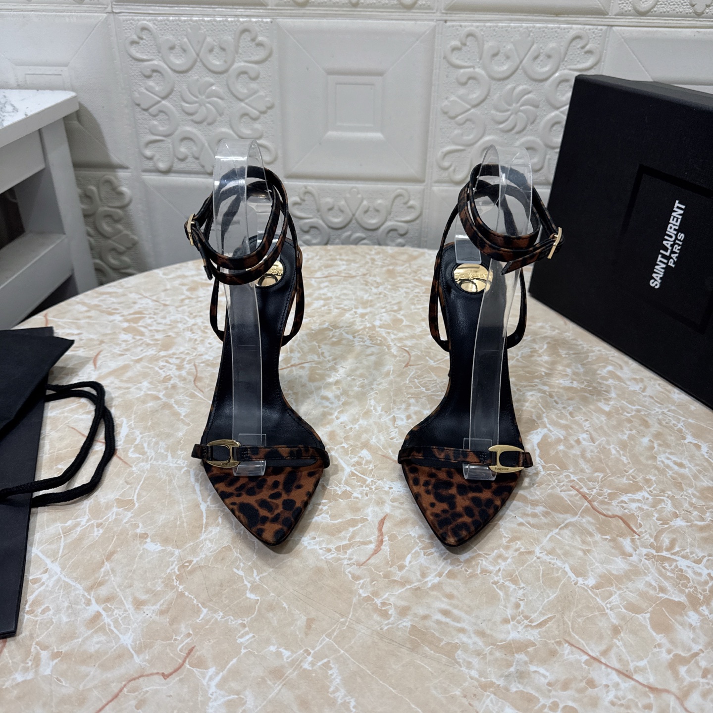 NO:747978,YSL. Top version. High quality. Equipped with a full set of packaging. 2026 new model. Official website synchronization. 1:1 molded special-shaped heels. Silk upper. Sheepskin lining. Heel height: 10.5. Outsole. A-grade original black leather outsole. Size SIZE.34–43 (34.42.43 custom-made, non-refundable and non-exchangeable). High-heeled sandals, saint laurent, sandals, high heels, sheepskin, real silk, Leather  soles19860909YSL.顶级版本.高品质. 配置全套包装 2026新款 官网同步 1:1开模异形跟高跟鞋 鞋面真丝 内里羊皮 跟高:10.5 大底A级原版黑色真皮大底 码数SIZE.34–43（34.42.43订做不退不换）,高跟鞋凉鞋,saint laurent,sandals,high heels,sheepskin,real silk,Leather soles,Women's Shoes