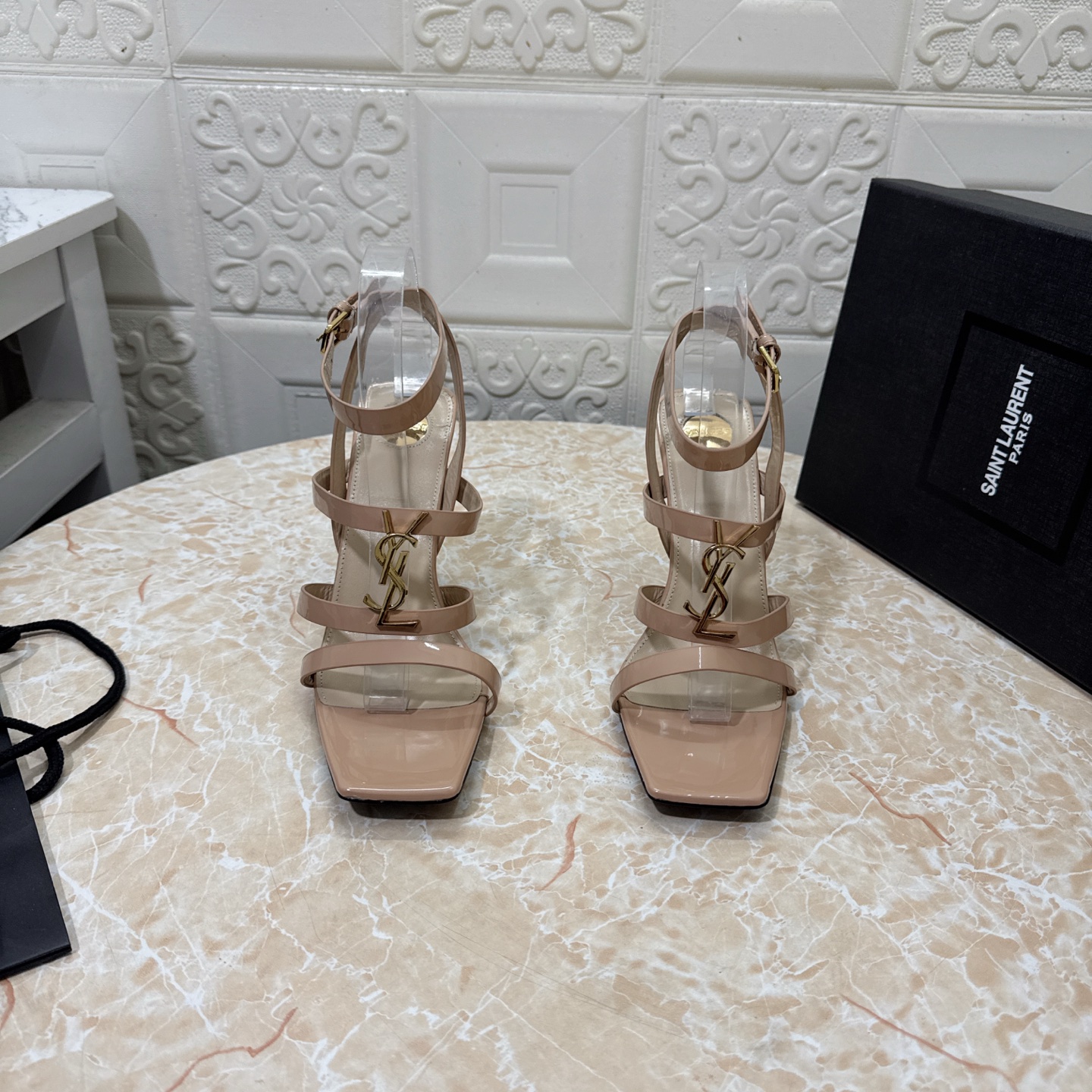 NO:747984,YSL. Top version. High quality. Equipped with a full set of packaging. 2026 new model. Synchronized with the official website. 1:1 molded high heels. Patent leather upper. Sheepskin lining. Heel height: 10.5 outsole. Grade A original black genuine leather outsole. Size SIZE.34–43 (34.42.43 custom-made, non-refundable and non-exchangeable). High-heeled shoes, saint laurent, sandals, high heels, sheepskin, Leather soles19860909YSL.顶级版本.高品质. 配置全套包装 2026新款 官网同步 1:1开模高跟鞋 鞋面漆皮 内里羊皮 跟高:10.5 大底A级原版黑色真皮大底 码数SIZE.34–43（34.42.43订做不退不换）,高跟鞋凉鞋,saint laurent,sandals,high heels,sheepskin,Leather soles,Women's Shoes