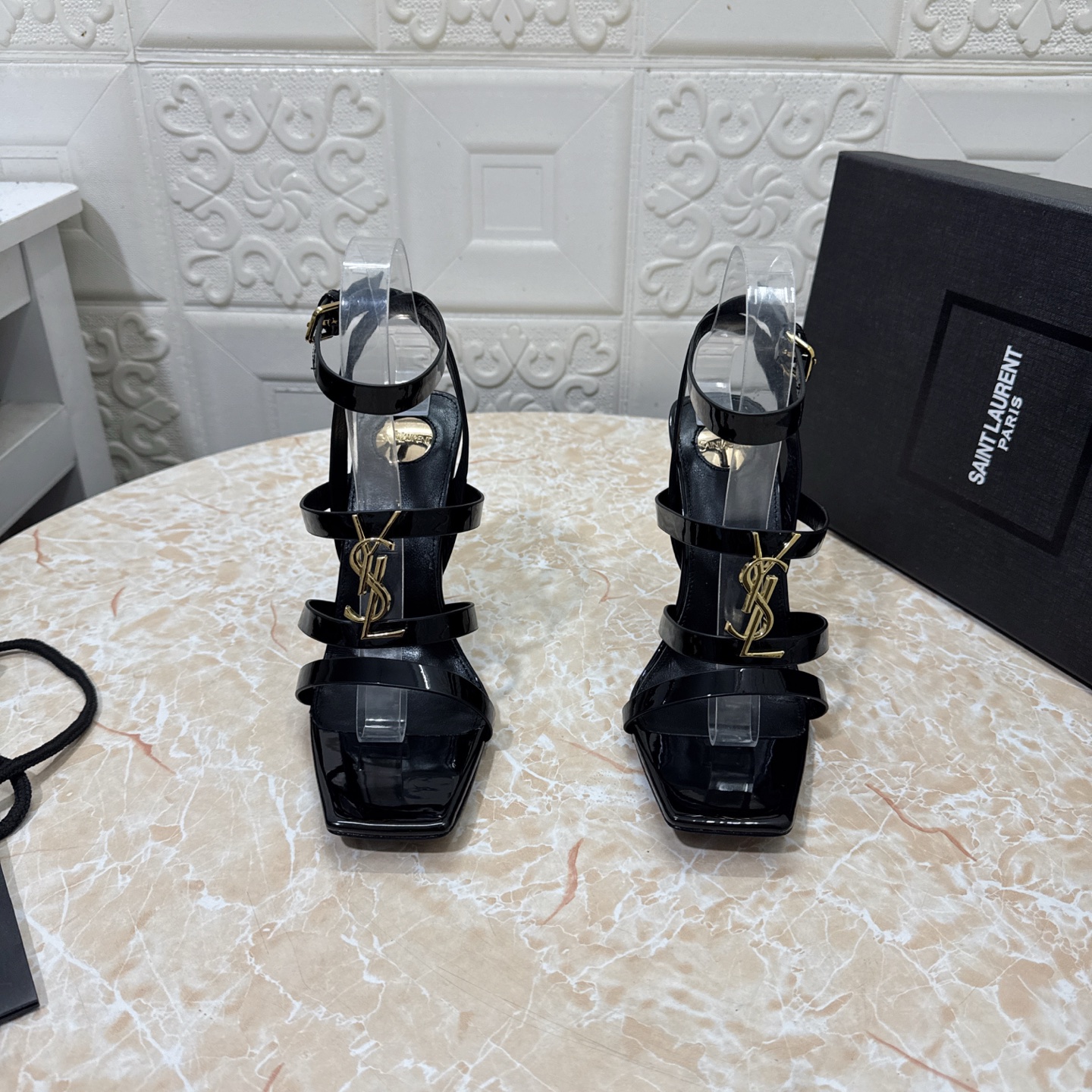 NO:747990,YSL. Top version. High quality. Equipped with a full set of packaging. 2026 new model. Official website synchronization. 1:1 mold opening. High heels. Patent leather upper. Sheepskin lining. Heel height: 10.5. Outsole. A-grade original black leather outsole. Size SIZE.34–43 (34.42.43 custom-made, non-refundable and non-exchangeable). High heels sandals, saint laurent, sandals, high heels, sheepskin, Leather soles19860909YSL.顶级版本.高品质. 配置全套包装 2026新款 官网同步 1:1开模 高跟鞋 鞋面漆皮 内里羊皮 跟高:10.5 大底A级原版黑色真皮大底 码数SIZE.34–43（34.42.43订做不退不换）,高跟鞋凉鞋,saint laurent,sandals,high heels,sheepskin,Leather soles,Women's Shoes