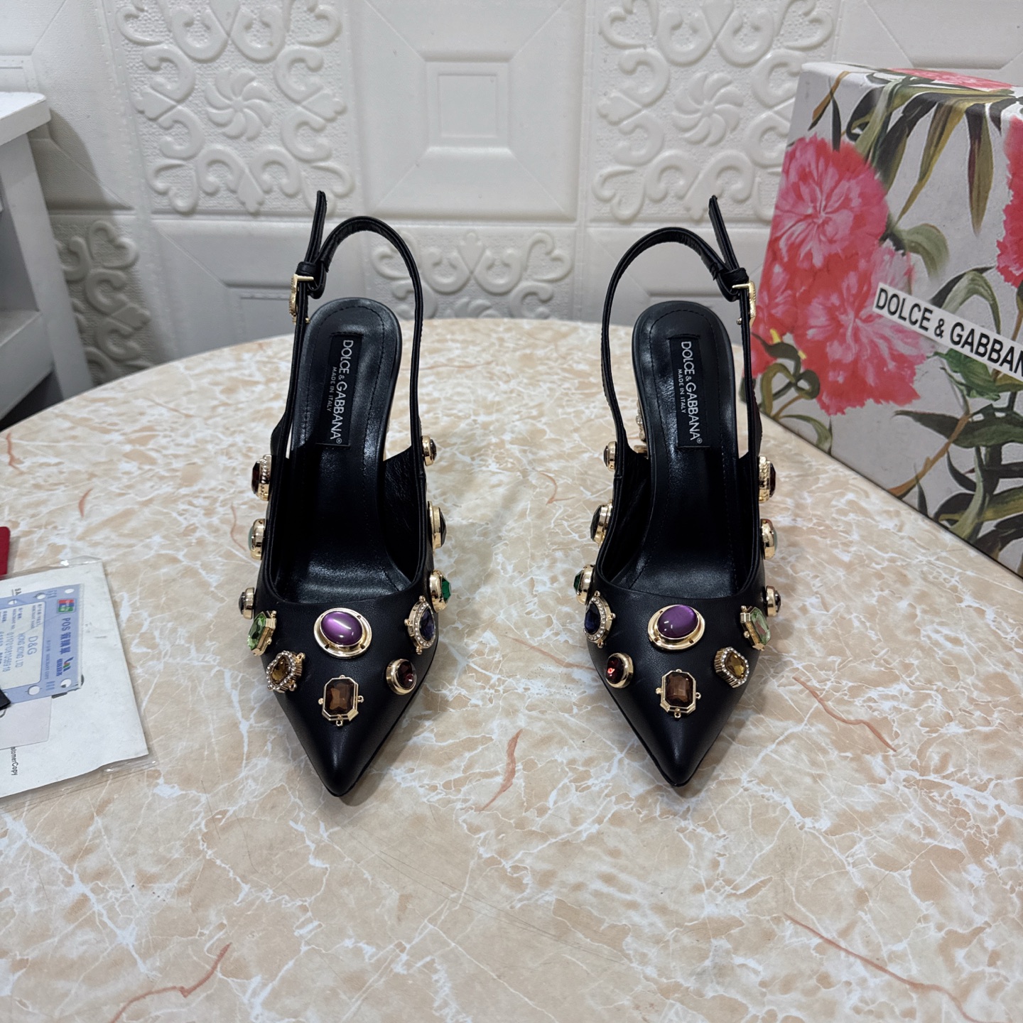 NO:748004,DG. Top version. High quality 2026 new early spring heavy-made DG rhinestone heels. Designed hollow shoes. Upper cowhide. Sheepskin lining. Heel height: 10.5cm. Outsole. Grade A original black genuine leather outsole. Size SIZE.34–43 (34.42.43 custom-made, non-refundable and non-exchangeable). High-heeled sandals, sandals, high heels, cowhide, sheepskin, Leather soles19860909DG.顶级版本.高品质 2026早春新款重工打造DG水钻跟 设计后空鞋 鞋面牛皮 内里羊皮  跟高:10.5cm 大底A级原版黑色真皮大底 码数SIZE.34–43（34.42.43订做不退不换）,高跟鞋凉鞋,sandals,high heels,cowhide,sheepskin,Leather soles,Women's Shoes