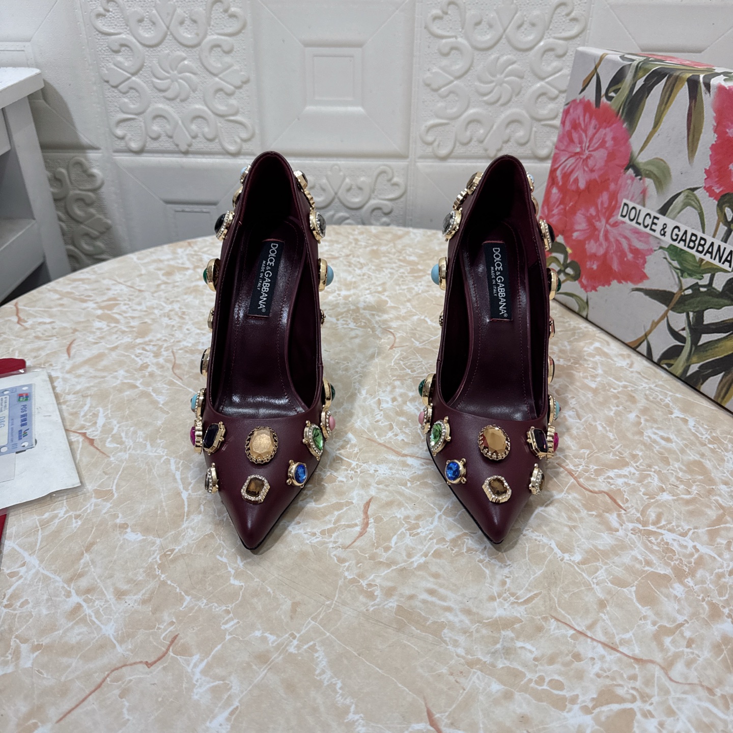 NO:748009,DG. Top version. High quality 2026 new model in early spring with heavy-made DG rhinestone heels. Design shoes. Upper cowhide. Sheepskin lining. Heel height: 10.5cm. Outsole. Grade A original black genuine leather outsole. Size SIZE.34–43 (34.42.43 custom-made, non-refundable and non-exchangeable). High-heeled sandals, sandals, high heels, cowhide, sheepskin, Leather soles19860909DG.顶级版本.高品质 2026早春新款重工打造DG水钻跟 设计单鞋 鞋面牛皮 内里羊皮  跟高:10.5cm 大底A级原版黑色真皮大底 码数SIZE.34–43（34.42.43订做不退不换）,高跟鞋凉鞋,sandals,high heels,cowhide,sheepskin,Leather soles,Women's Shoes