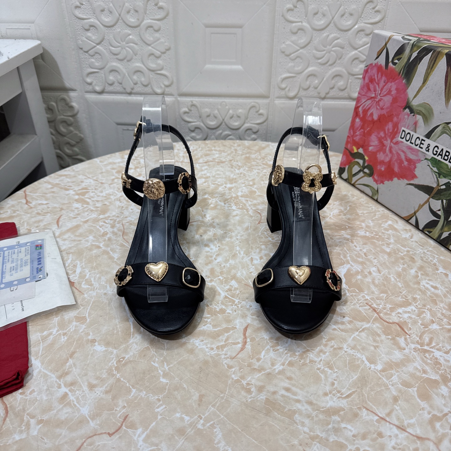 NO:747999,DG. Top version. High quality 2026 new model. Counter synchronization. 1:1 mold opening. Heavy workmanship to create sandals with rhinestone design. Upper cowhide. Sheepskin lining. Heel height: 6.5cm. Outsole. Grade A original black genuine leather outsole. Size SIZE.34–43 (34.42.43 is custom-made and cannot be returned or exchanged). High-heeled sandals, sandals, high heels, cowhide, sheepskin, Leather soles19860909DG.顶级版本.高品质 2026新款 专柜同步 1:1开模 重工打造水钻设计凉鞋 鞋面牛皮 内里羊皮  跟高:6.5cm 大底A级原版黑色真皮大底 码数SIZE.34–43（34.42.43订做不退不换）,高跟鞋凉鞋,sandals,high heels,cowhide,sheepskin,Leather soles,Women's Shoes