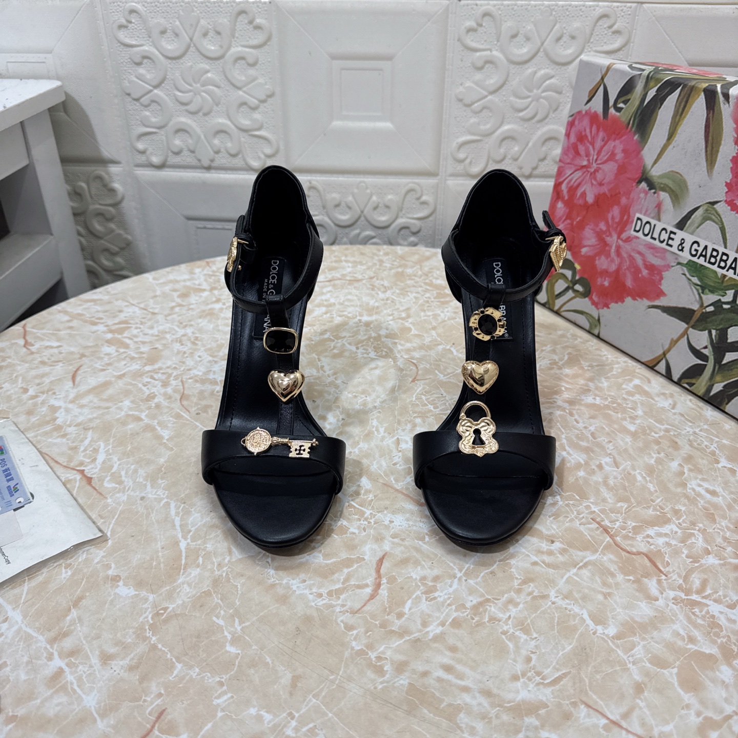 NO:747989,DG. Top version. High quality 2026 new model. Counter synchronization. 1:1 mold opening. Heavy workmanship to create sandals with rhinestone design. Upper cowhide. Sheepskin lining. Heel height: 10.5cm. Outsole. Grade A original black leather outsole. Size SIZE.34–43 (34.42.43 is custom-made and cannot be returned or exchanged). High-heeled sandals, sandals, high heels, cowhide, sheepskin, Leather soles19860909DG.顶级版本.高品质 2026新款 专柜同步 1:1开模 重工打造水钻设计凉鞋 鞋面牛皮 内里羊皮  跟高:10.5cm 大底A级原版黑色真皮大底 码数SIZE.34–43（34.42.43订做不退不换）,高跟鞋凉鞋,sandals,high heels,cowhide,sheepskin,Leather soles,Women's Shoes