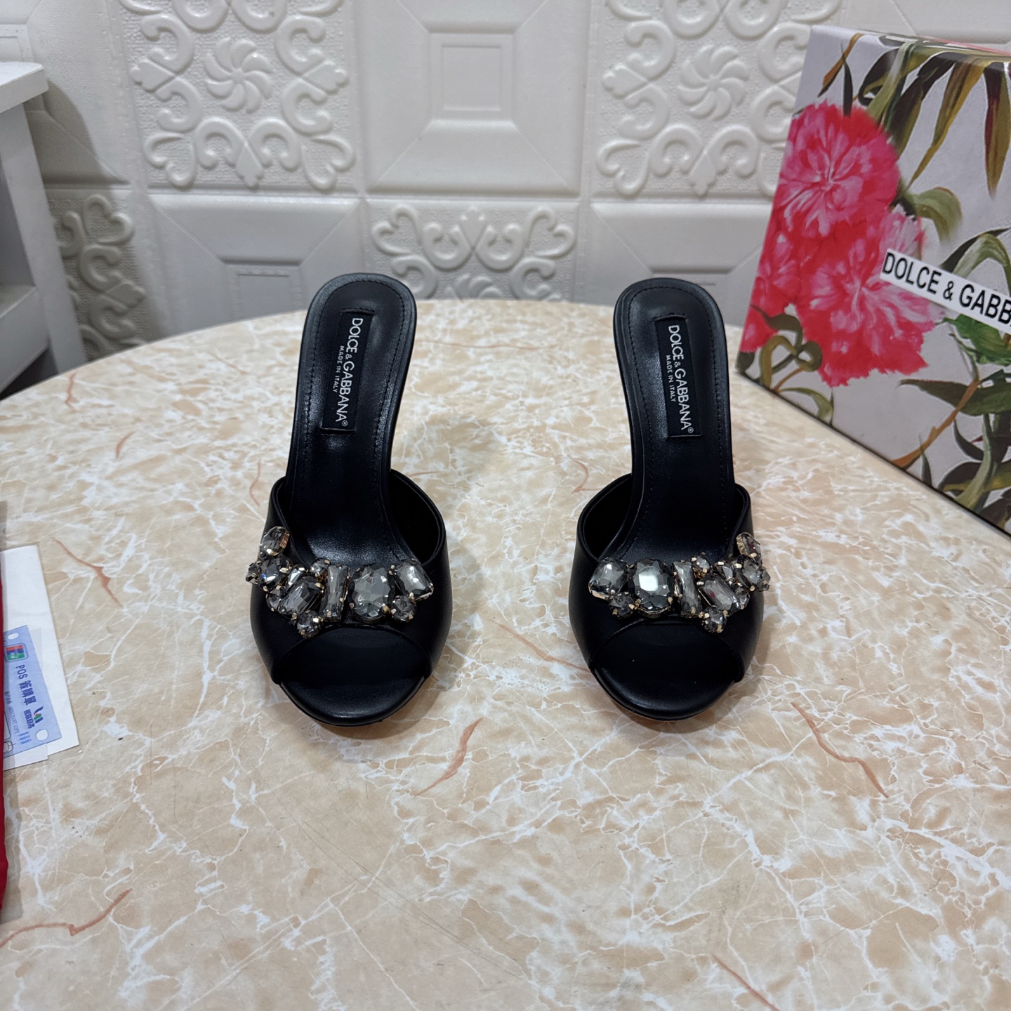 NO:788002,DG. Top version. High quality 2026 new model. Counter synchronization. 1:1 mold opening. Rhinestone buckle sandals. Upper cowhide. Sheepskin lining. Heel height: 10.5cm. Outsole. Grade A original black leather outsole. Size SIZE.34–43 (34.42.43 custom-made, non-refundable and non-exchangeable). High-heeled shoes, sandals, high heels, slippers, cowhide, sheepskin, Leather soles19860909DG.顶级版本.高品质 2026新款 专柜同步 1:1开模 水钻扣凉鞋 鞋面牛皮 内里羊皮  跟高:10.5cm 大底A级原版黑色真皮大底 码数SIZE.34–43（34.42.43订做不退不换）,高跟鞋拖鞋,sandals,high heels,slippers,cowhide,sheepskin,Leather soles,Women's Shoes