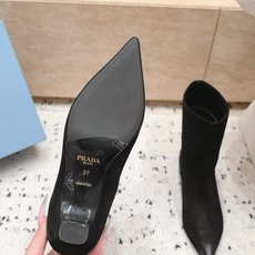 Prada 普拉达 26/秋冬新款 猫跟尖头中筒靴 长靴 这是 Prada 猫跟尖头中筒靴,黑色反绒皮(牛反绒)鞋面, Prada 普拉达 26/秋冬新款 猫跟尖头中筒靴 长靴 这是 Prada 猫跟尖头中筒靴,黑色反绒皮(牛反绒)鞋面,