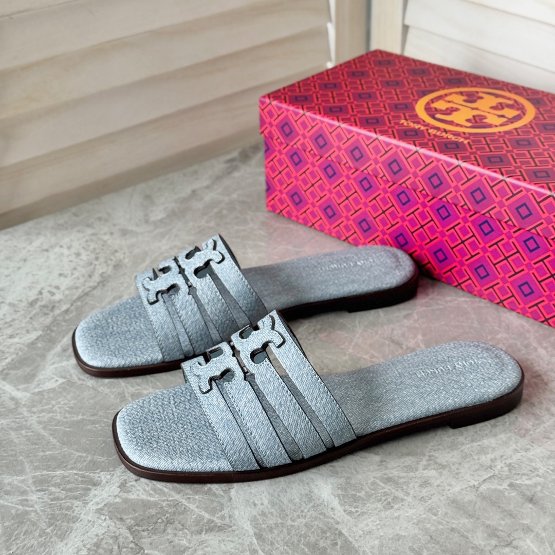 NO:817488,, new tory burch (TB) Ines slippers, exquisite laser-cut LOGO and hollow leather upper, the overall outline is simple and fashionable, full of design sense, the lace-up sandals reinterpret the deconstructed style, show the characteristics of the double T Logo, and release the casual style. Upper: cow leather, nappa leather lining, rubber sole  Code number 5=35,5.5=35.5,6=36,6.5=37,7=37.5,7.5=38,8=38.5,8.5=39,9=40 Original box packaging, slippers, burberry, sandals, slippers, cowhide19860909, 新款tory burch（TB）Ines 拖鞋,精致激光切割LOGO与镂空皮革鞋面,整体轮廓简约时尚,设计感十足,系带凉鞋焕新演绎解构风格,展现双 T Logo 特色,释放休闲格调. 帮面:牛皮革 纳帕皮革内衬 橡胶鞋底 码数5=35,5.5=35.5,6=36,6.5=37,7=37.5,7.5=38,8=38.5,8.5=39,9=40 原盒包装,拖鞋,burberry,sandals,slippers,cowhide,Women's Shoes