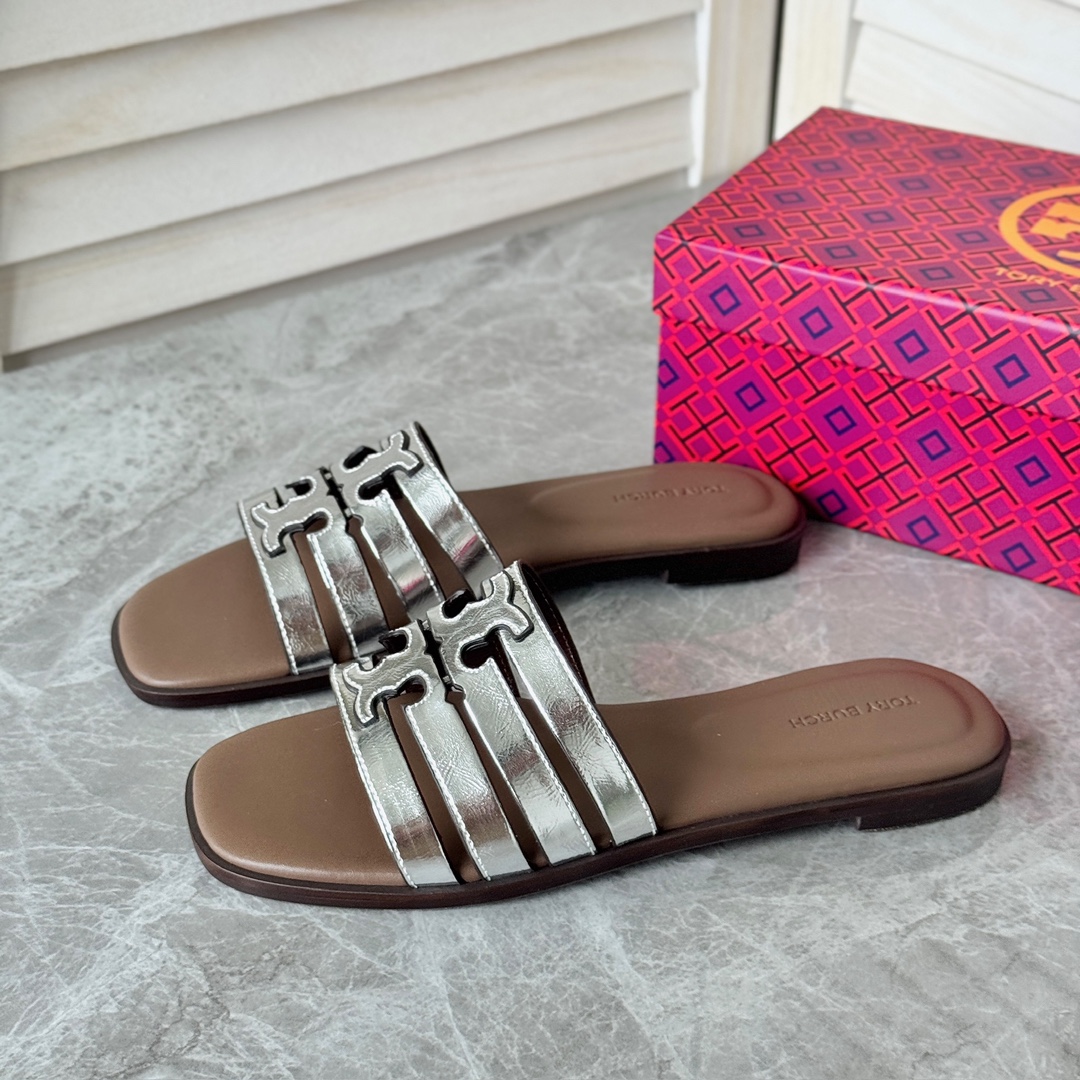 NO:817494,The new tory burch (TB) Ines slippers have exquisite laser-cut LOGO and hollow leather uppers. The overall outline is simple and fashionable, with a full sense of design. The lace-up sandals reinterpret the deconstructed style, show the characteristics of the double T Logo, and release the casual style. Upper: cow leather, nappa leather lining, rubber sole  Code number 5=35,5.5=35.5,6=36,6.5=37,7=37.5,7.5=38,8=38.5,8.5=39,9=40 Original box packaging, slippers, burberry, sandals, slippers, cowhide19860909新款tory burch（TB）Ines 拖鞋,精致激光切割LOGO与镂空皮革鞋面,整体轮廓简约时尚,设计感十足,系带凉鞋焕新演绎解构风格,展现双 T Logo 特色,释放休闲格调. 帮面:牛皮革 纳帕皮革内衬 橡胶鞋底 码数5=35,5.5=35.5,6=36,6.5=37,7=37.5,7.5=38,8=38.5,8.5=39,9=40 原盒包装,拖鞋,burberry,sandals,slippers,cowhide,Women's Shoes
