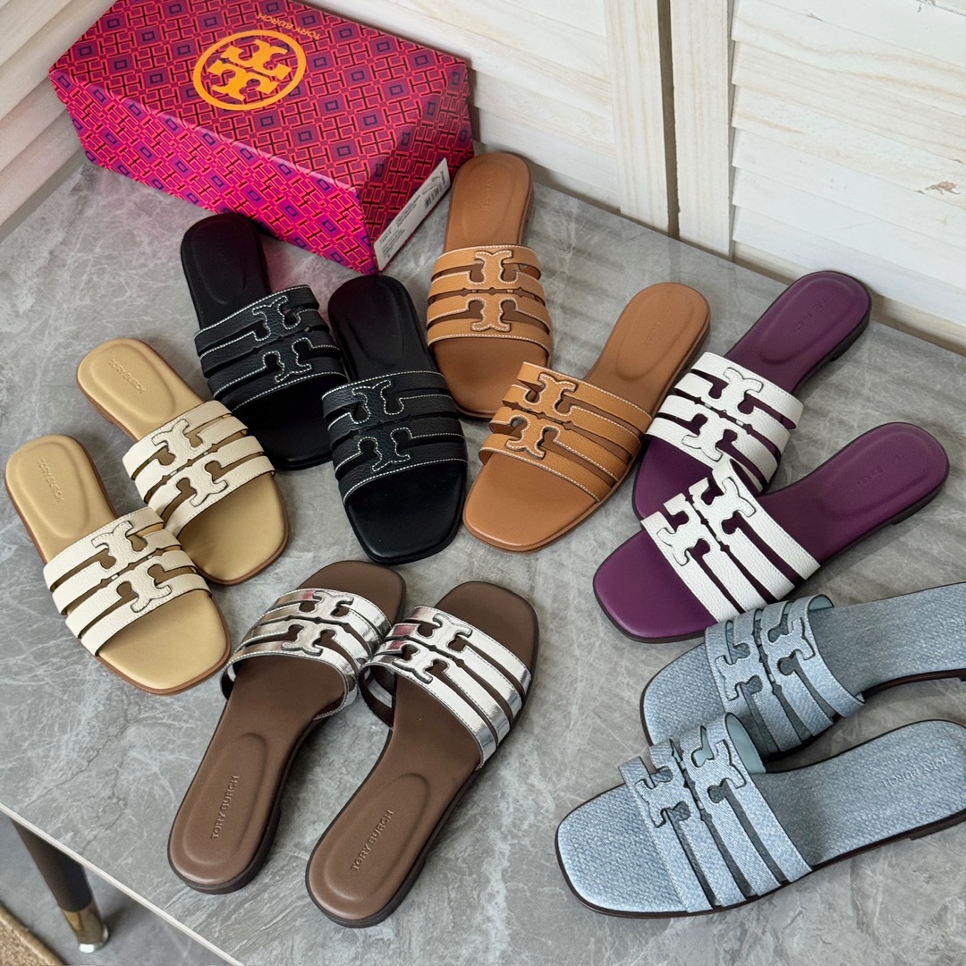 NO:817476,, new tory burch (TB) Ines slippers, exquisite laser-cut LOGO and hollow leather upper, the overall outline is simple and fashionable, full of design sense, the lace-up sandals reinterpret the deconstructed style, show the characteristics of the double T Logo, and release the casual style. Upper: cow leather, nappa leather lining, rubber sole  Code number 5=35,5.5=35.5,6=36,6.5=37,7=37.5,7.5=38,8=38.5,8.5=39,9=40 Original box packaging, slippers, burberry, sandals, slippers, cowhide19860909,新款tory burch（TB）Ines 拖鞋,精致激光切割LOGO与镂空皮革鞋面,整体轮廓简约时尚,设计感十足,系带凉鞋焕新演绎解构风格,展现双 T Logo 特色,释放休闲格调. 帮面:牛皮革 纳帕皮革内衬 橡胶鞋底 码数5=35,5.5=35.5,6=36,6.5=37,7=37.5,7.5=38,8=38.5,8.5=39,9=40 原盒包装,拖鞋,burberry,sandals,slippers,cowhide,Women's Shoes