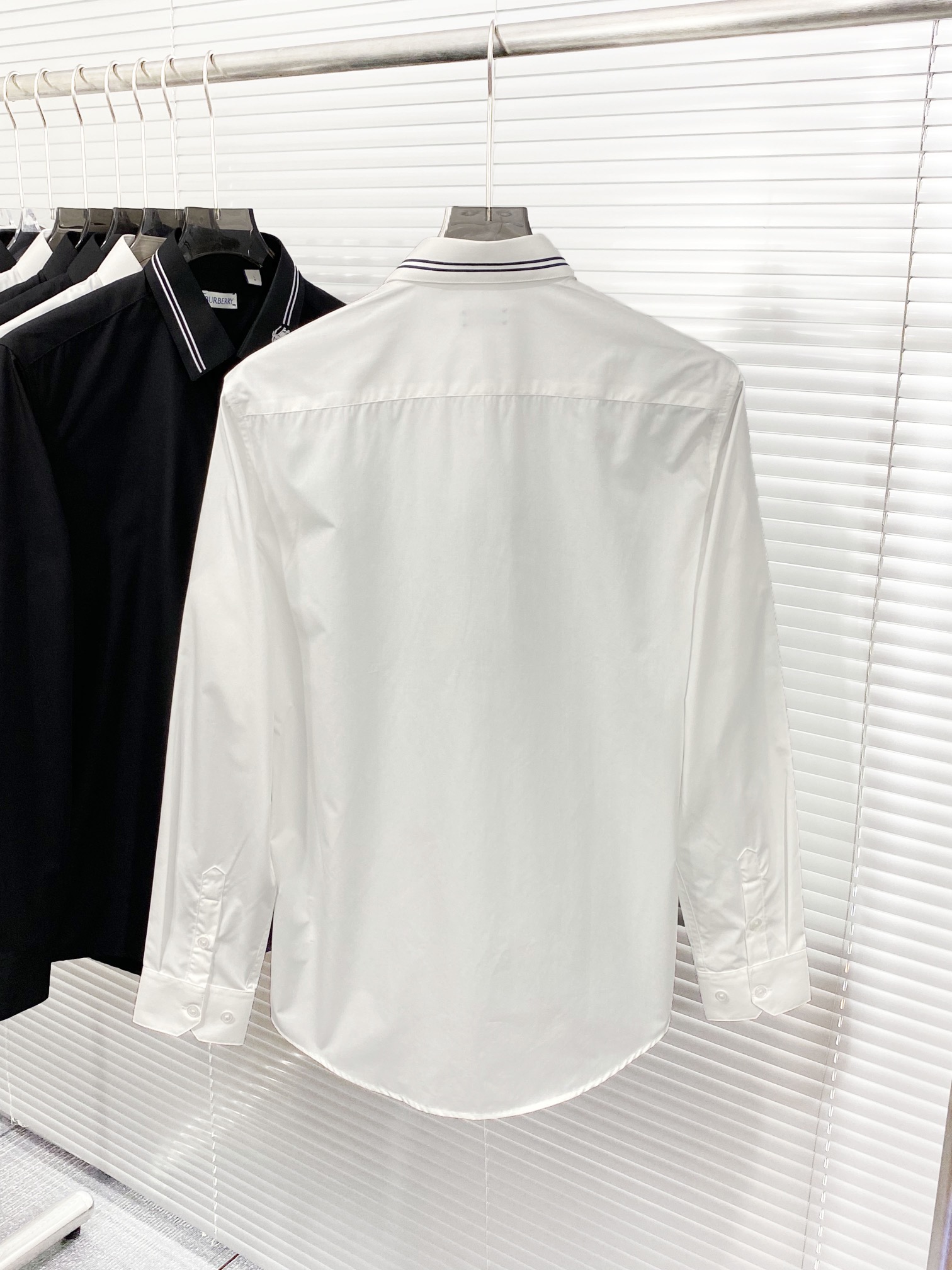 New White Cotton Silk Shirt: Elegant, Comfortable, Unisex Design with Unique Blue Embroidery - 图片 4