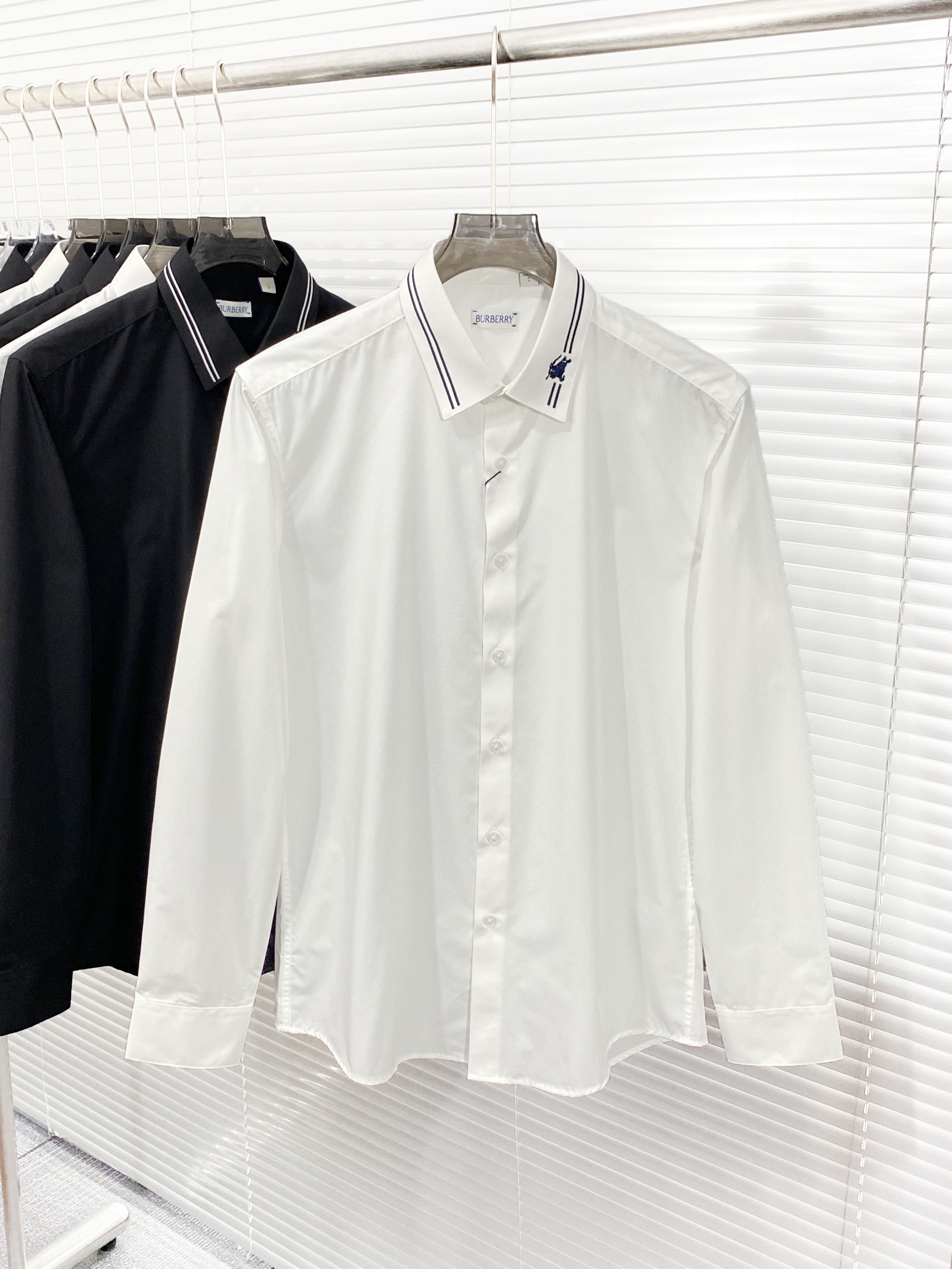 New White Cotton Silk Shirt: Elegant, Comfortable, Unisex Design with Unique Blue Embroidery - 图片 3
