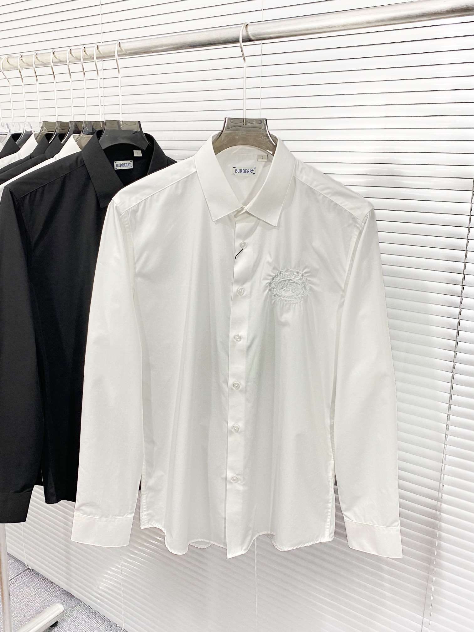 New White Cotton Silk Shirt: Unisex Fashion with Unique Embroidery & Comfort - 图片 3