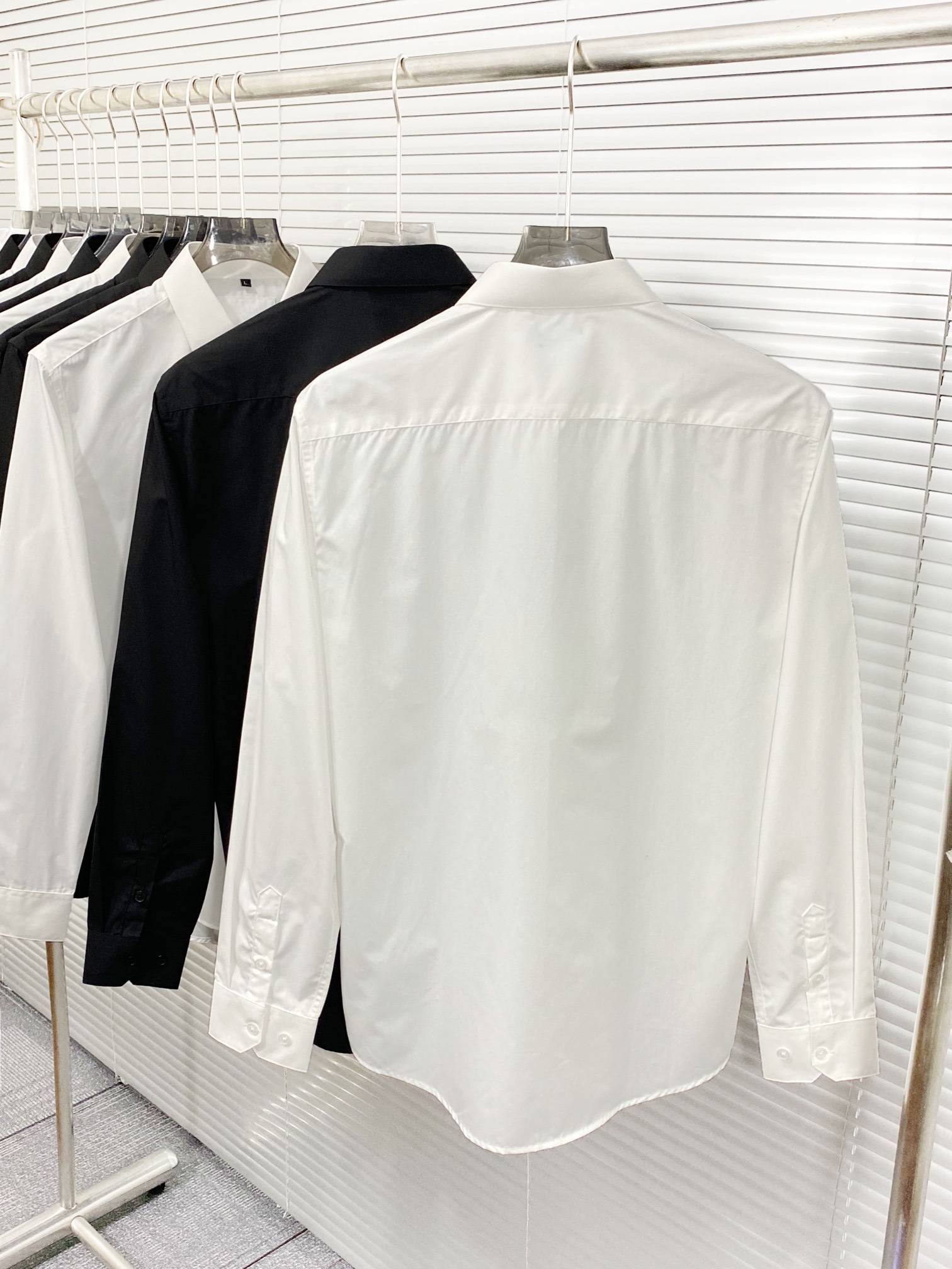 New White Cotton Silk Shirt: Unisex Fashion with Unique Embroidery & Comfort - 图片 2