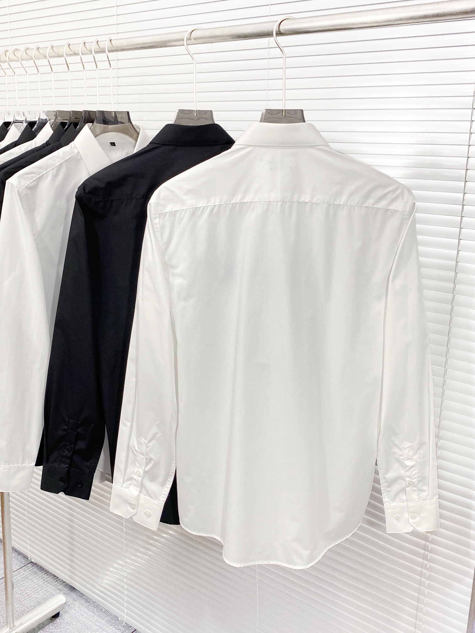 New White Cotton Silk Shirt with Blue Line Embroidery for Fashionable Men and Women - 图片 2