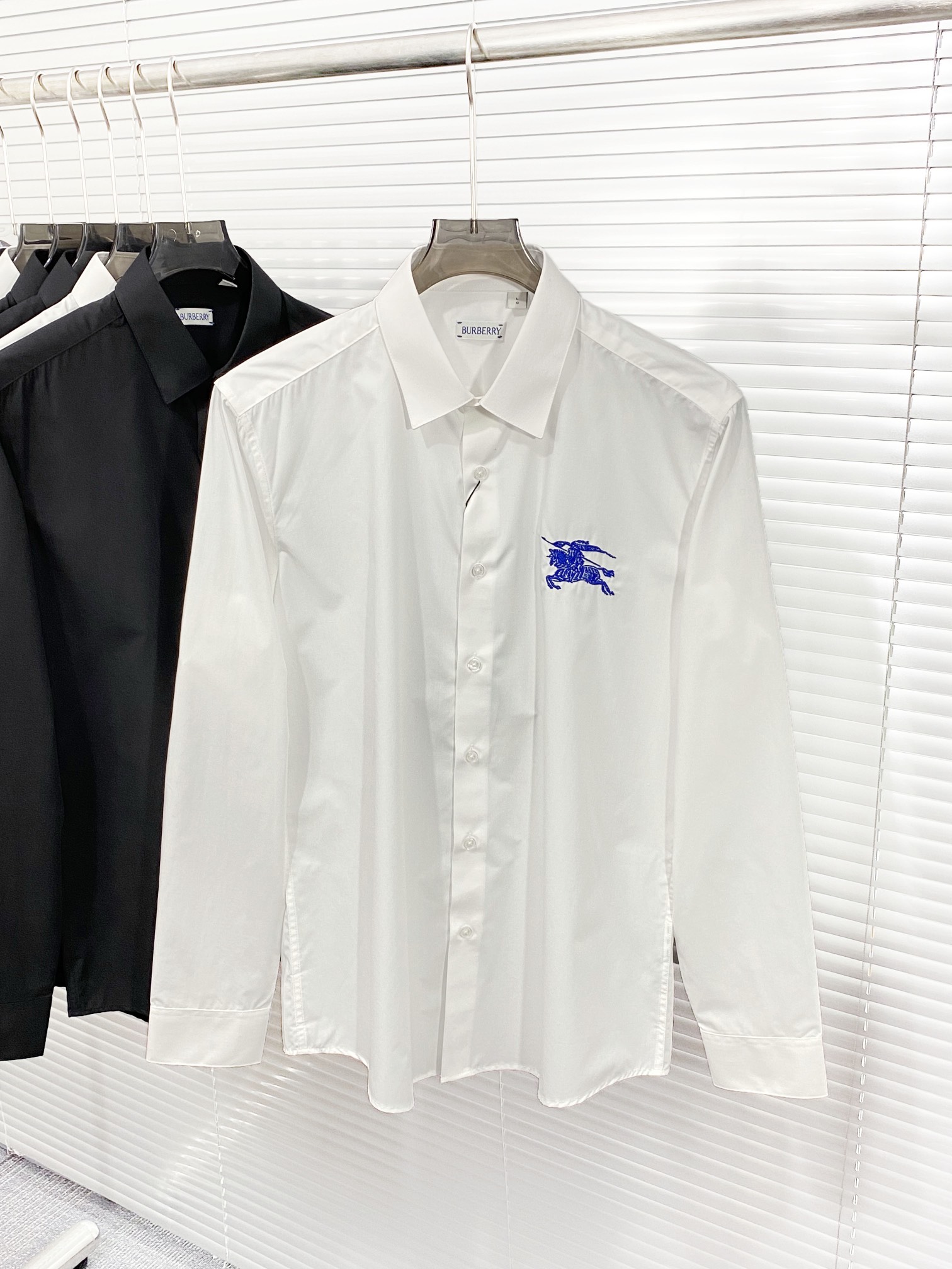 New White Cotton Silk Shirt with Blue Line Embroidery for Fashionable Men and Women - 图片 3